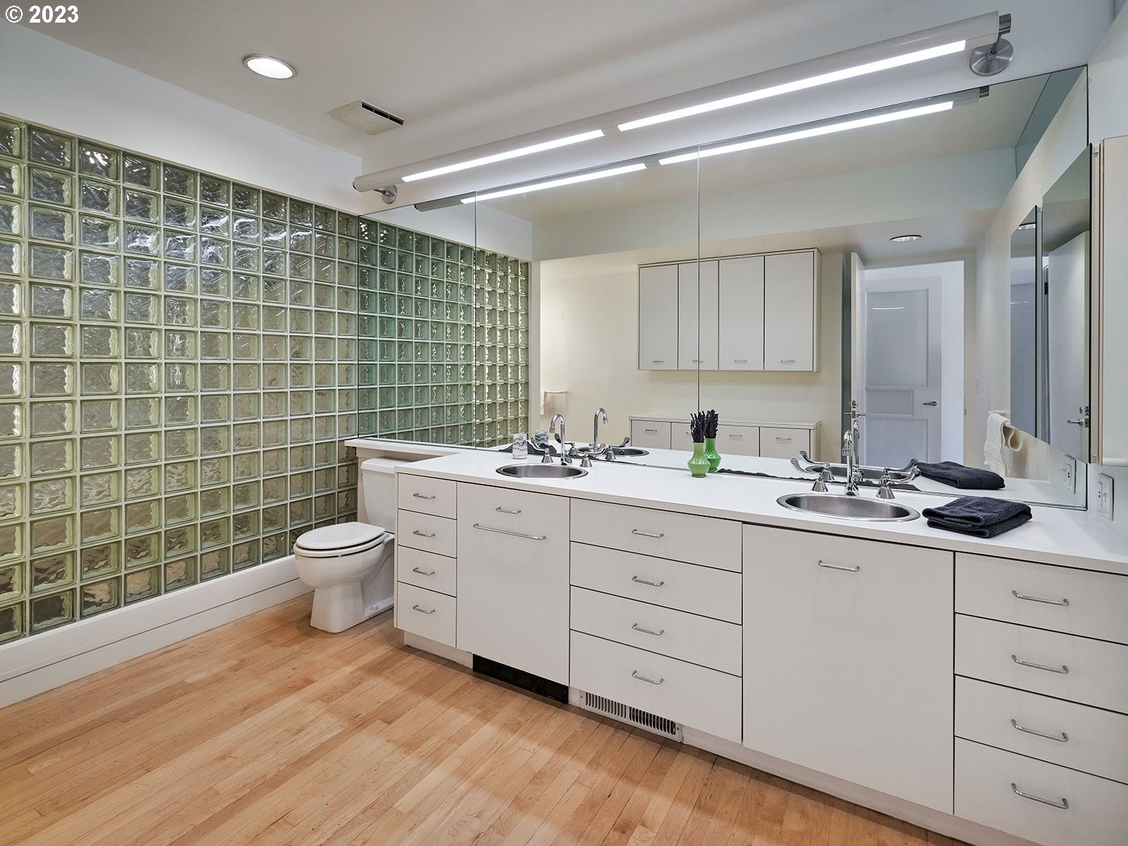 Photo #2: 23445579 Listing 