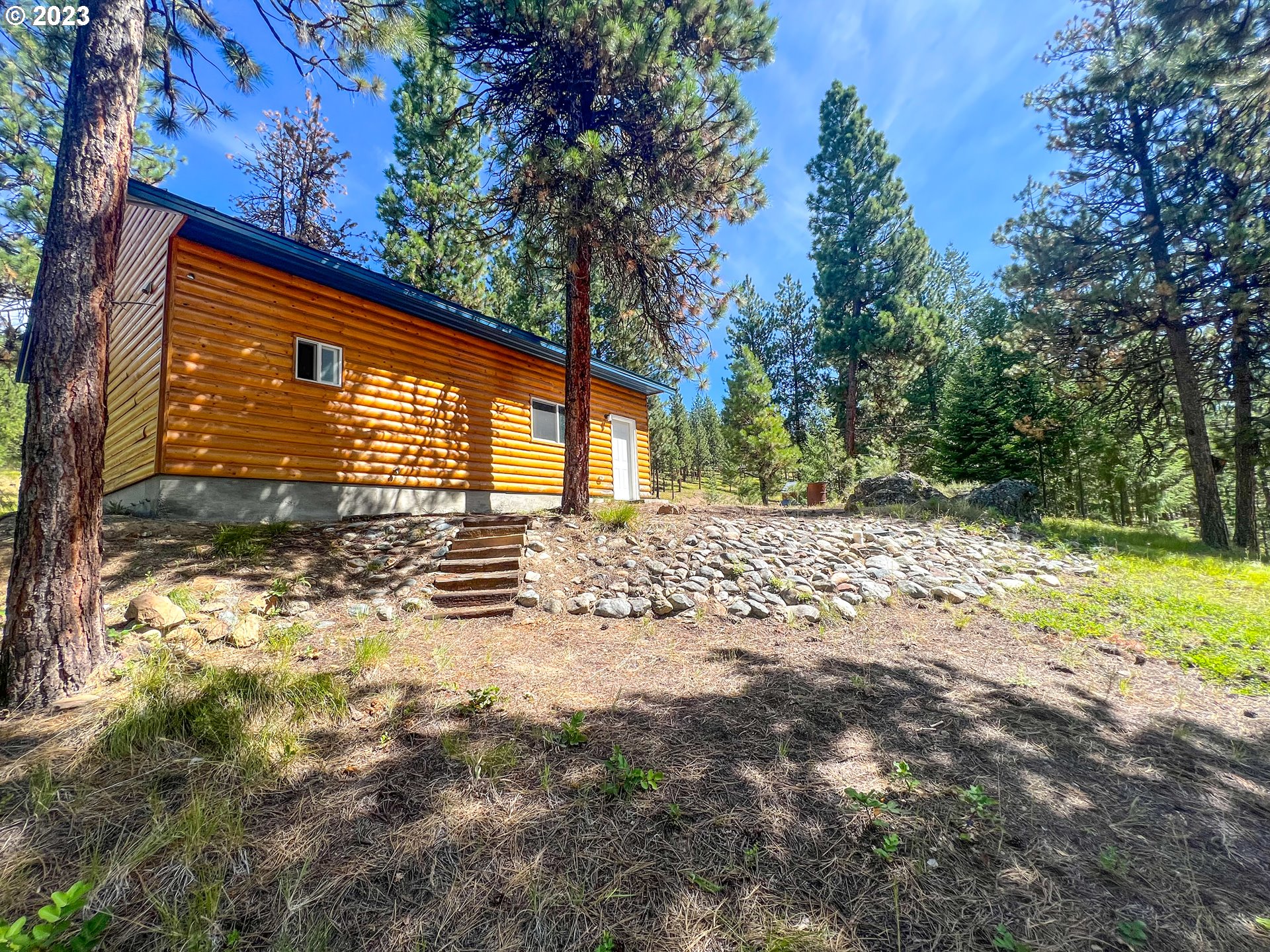 This buildable lot comes with excellent garage workshop space with septic already installed and connections to city sewer and water as well as electric onsite.  Start with your shop, and add a cabin!  Sumpter living at its best.