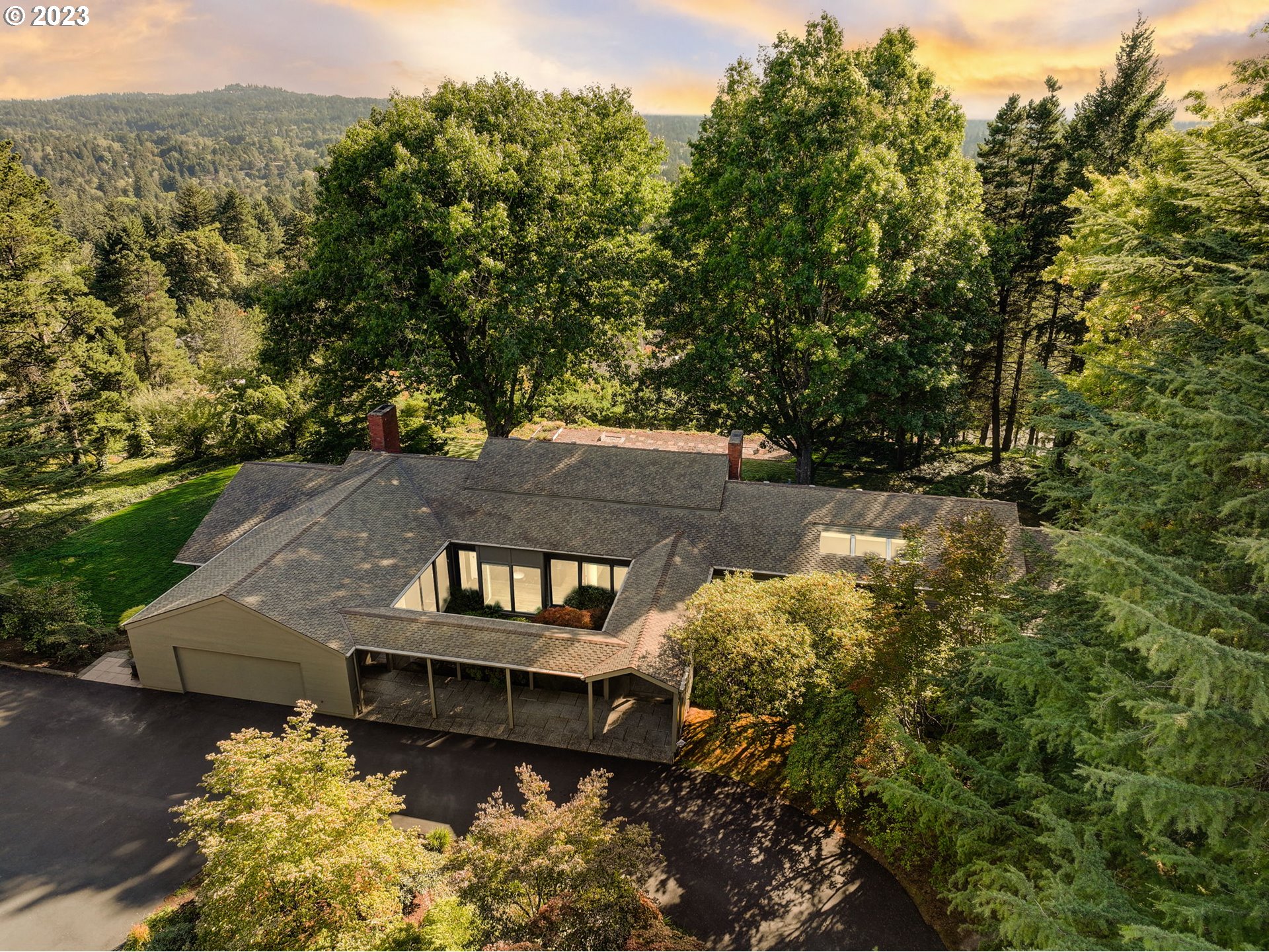 3030 SW 55TH DR Portland, Oregon Discover an unexpected sanctuary on over an acre of secluded paradise amidst Portland's majestic hillsides. This 1964 gem, designed by award-winning architect Walter Gordon, renowned for his floor-to-ceiling window innovations, was built by Max Shimshak, a prolific Portland high-end homebuilder. Maintained with unwavering care by its third owners, it offers unrivaled privacy and stunning views. Lush, tree-lined surroundings ensure your own haven of serenity in the heart of the city. Experience the pinnacle of Portland living, where privacy, prestige, and panoramic views converge to create an extraordinary oasis for those who demand nothing less than the exceptional.