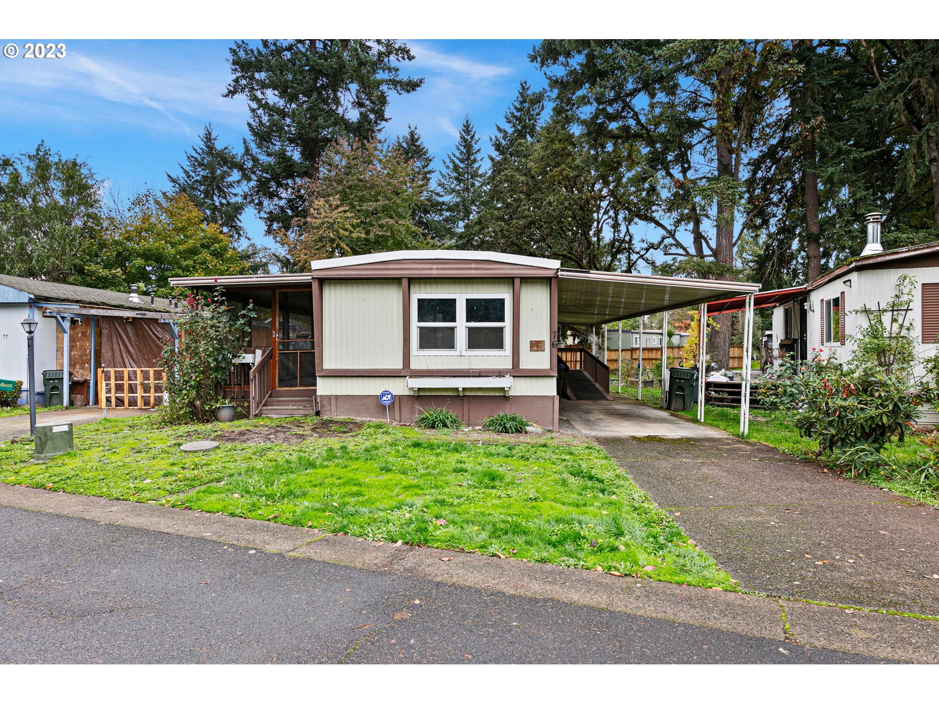 33838 E RIVER DR 76 Creswell, Oregon Brand new floors! Double pane vinyl windows. This 2 bedroom 1.5 bath home is located in Riverwood Mobile Home Park (all ages). Enclosed porch and ramp for easy access. Central Heating. Space Rent is $680/month. Home may qualify for a Chattel Loan.