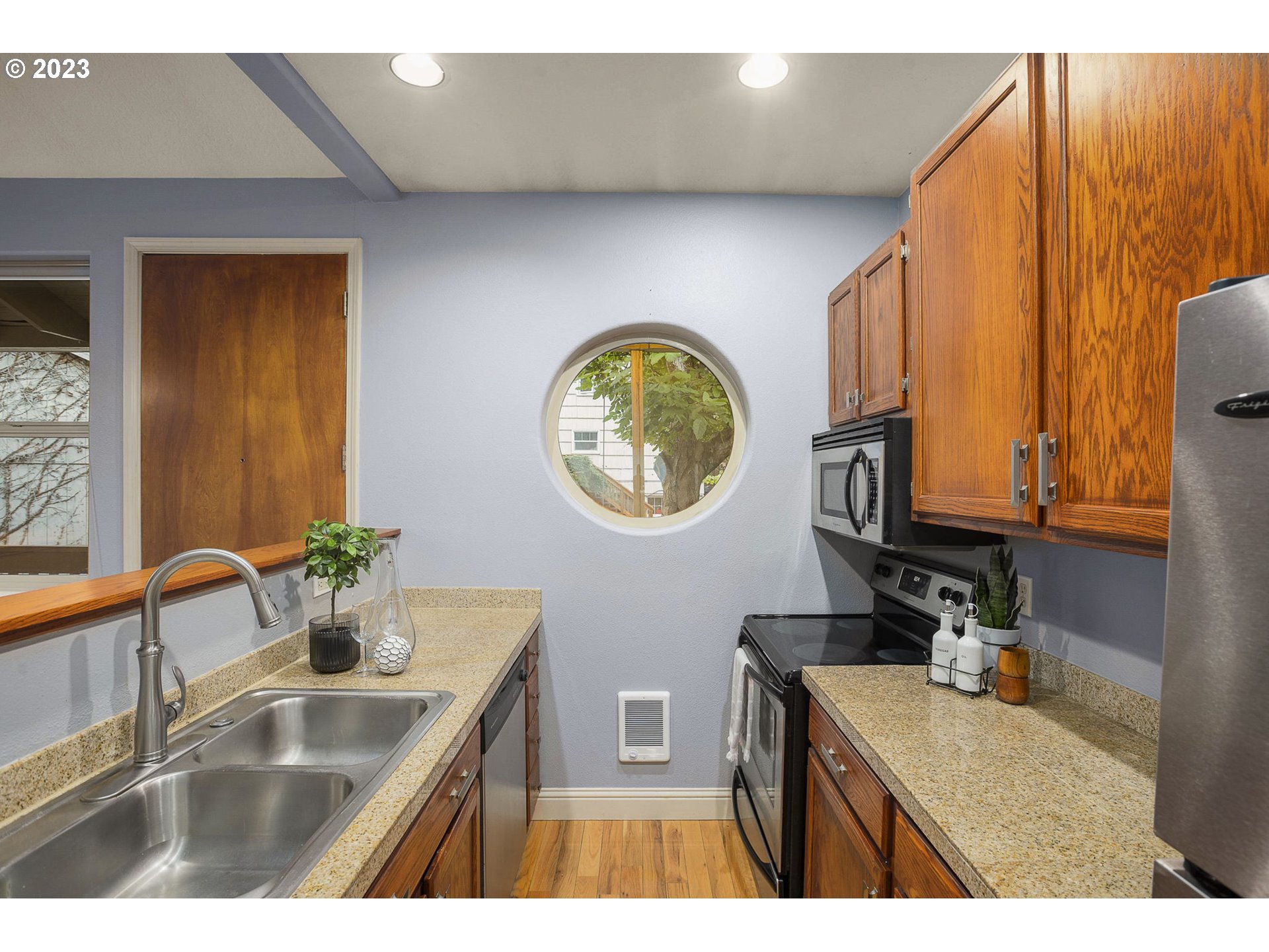 Photo #5: 23488176 Listing 