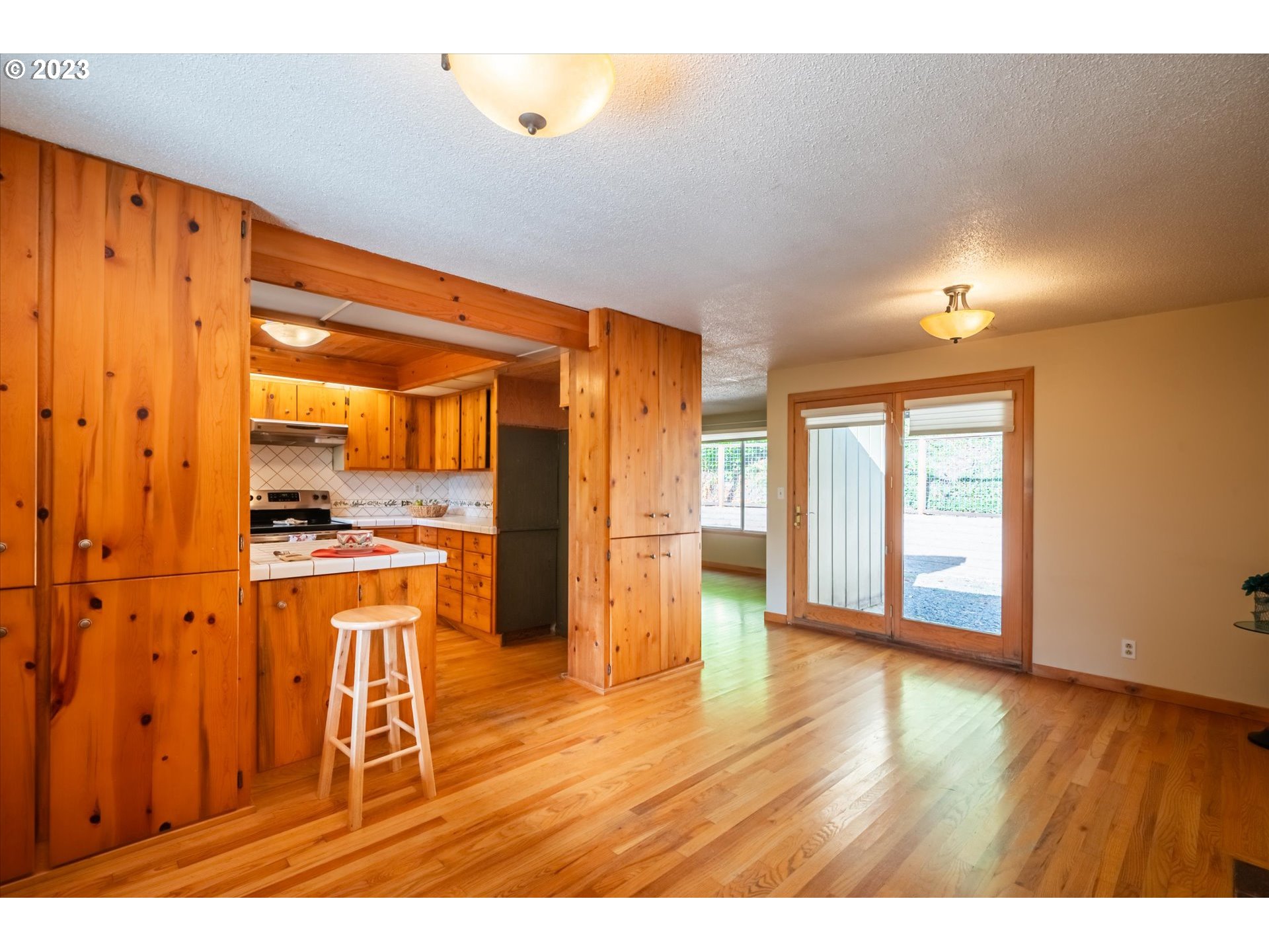 1520 BARHAM TER