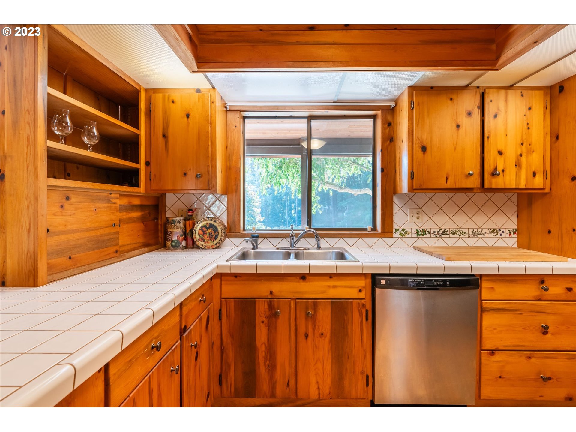 1520 BARHAM TER