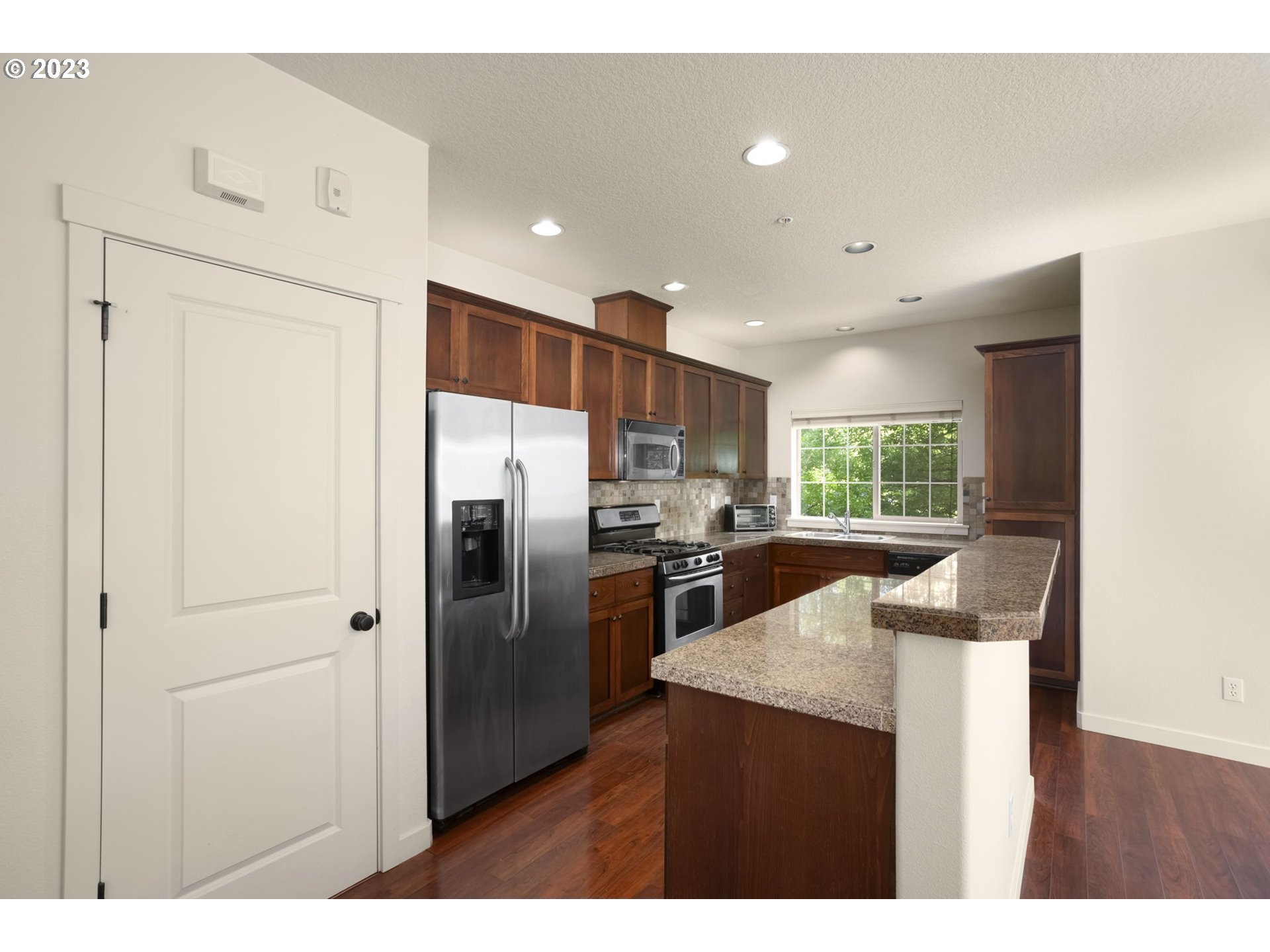 Photo #3: 23494363 Listing 