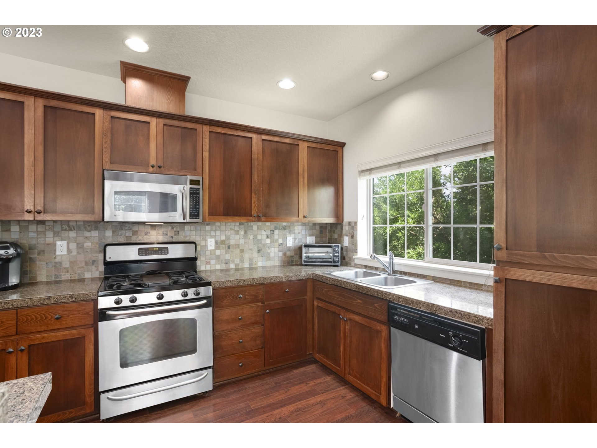 Photo #5: 23494363 Listing 
