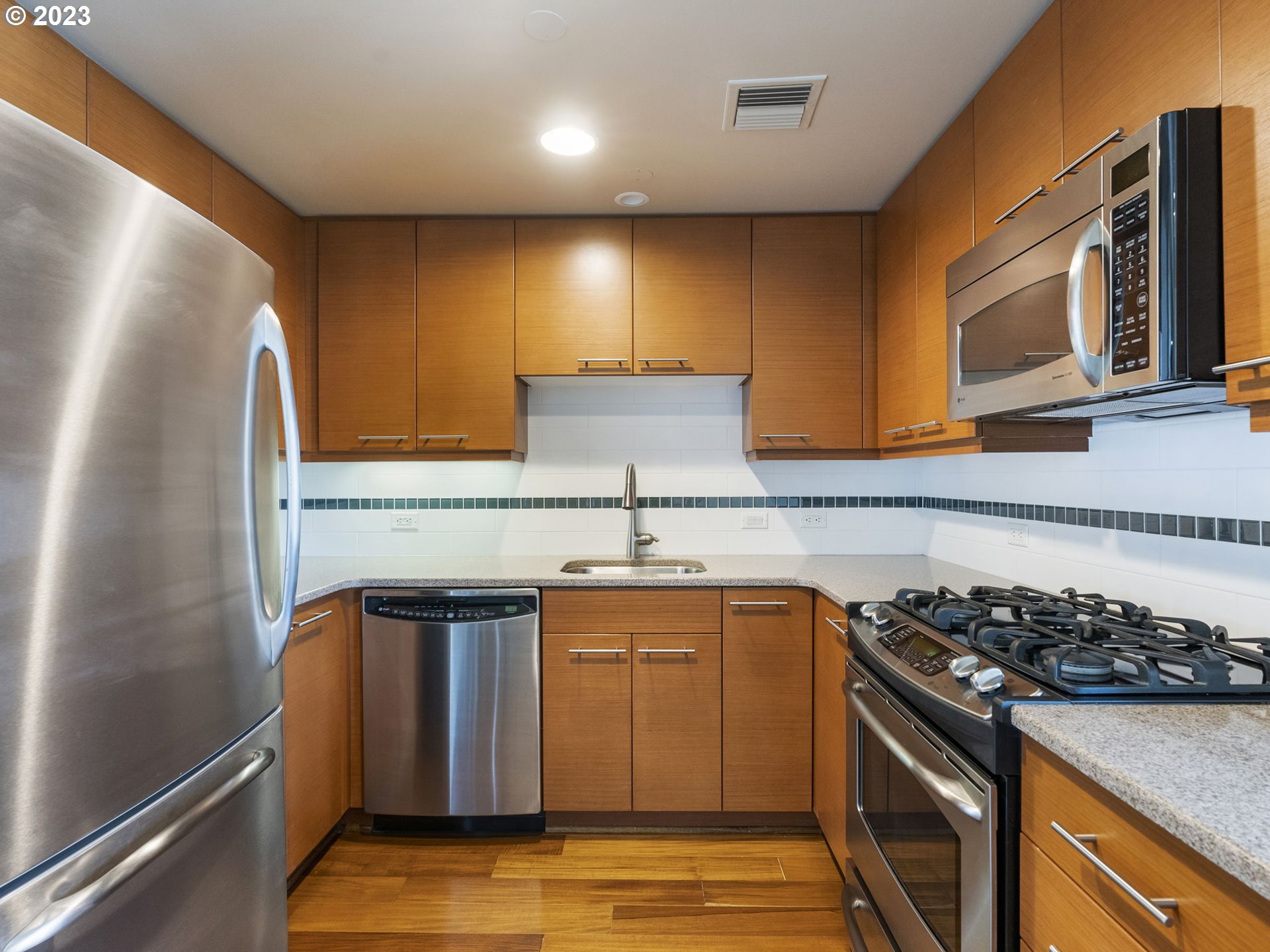 Photo #4: 23506299 Listing 
