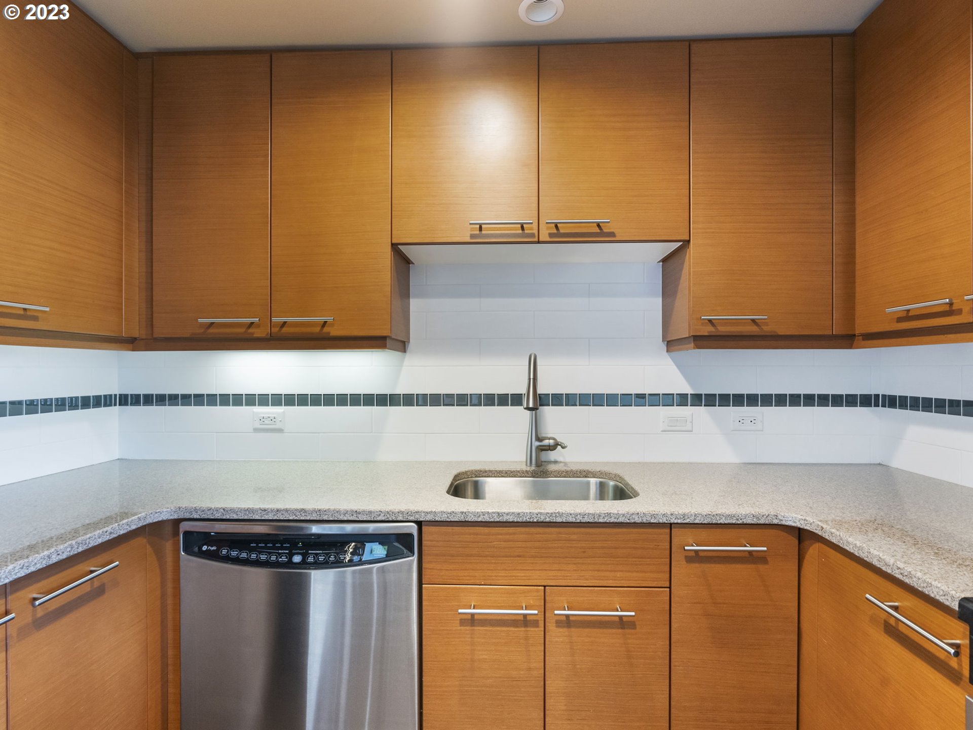 Photo #6: 23506299 Listing 