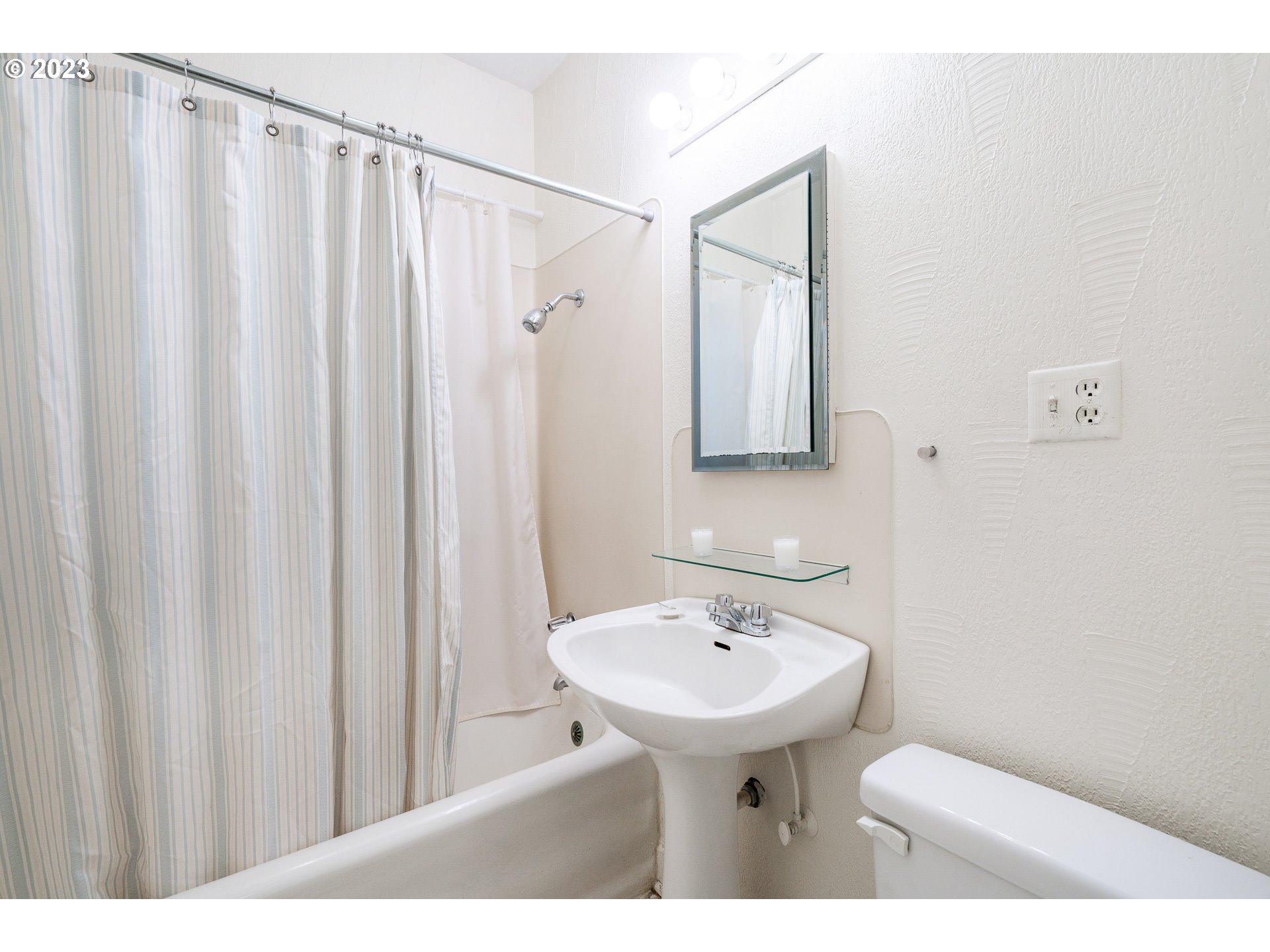 Photo #4: 23508573 Listing 