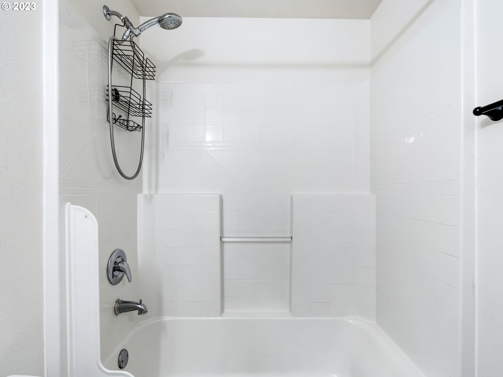 Photo #2: 23512379 Listing 