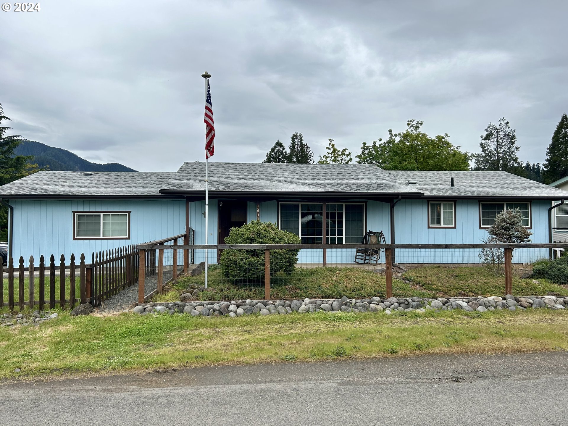 Come see this 3 bed 1 bath home located in Beautiful Oakridge. This home features newer flooring and carpet throughout. Enjoy Osprey Park and Wonderful mountain views. Fenced front and back yards. Corner lot. RV PARKING. Ductless heat pump. Washer/dryer/ fridge included. Bonus bathroom in Garage/utility room. House has video surveillance.