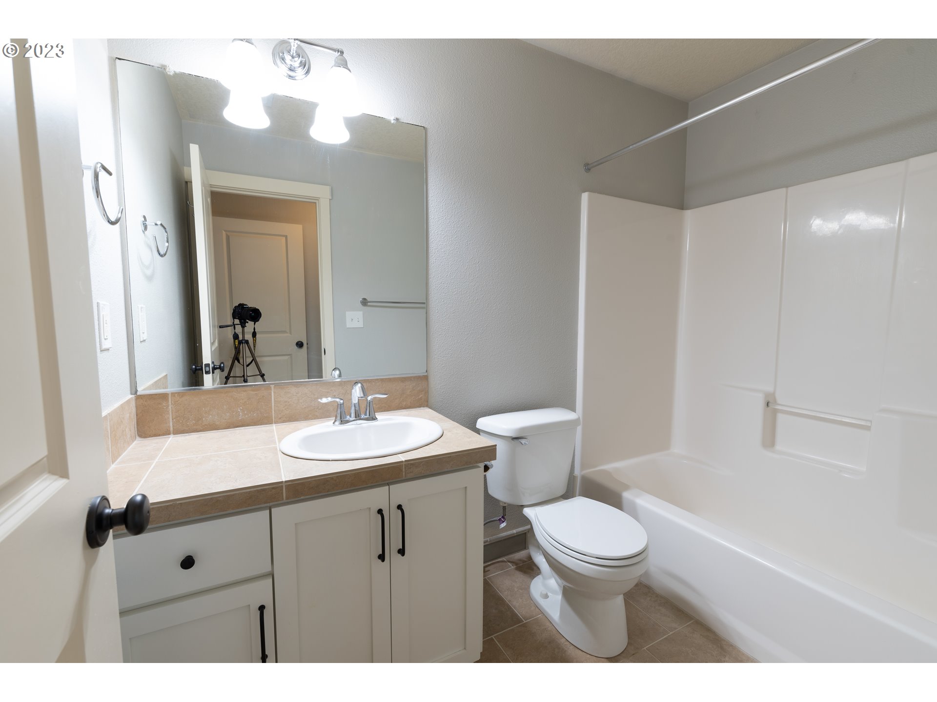 Photo #2: 23561187 Listing 