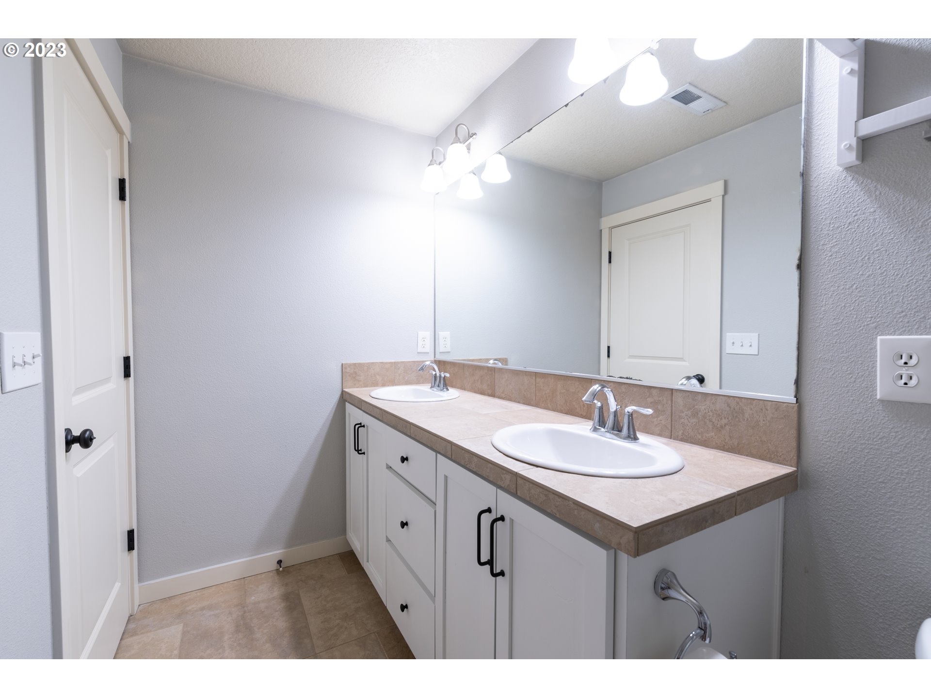 Photo #5: 23561187 Listing 