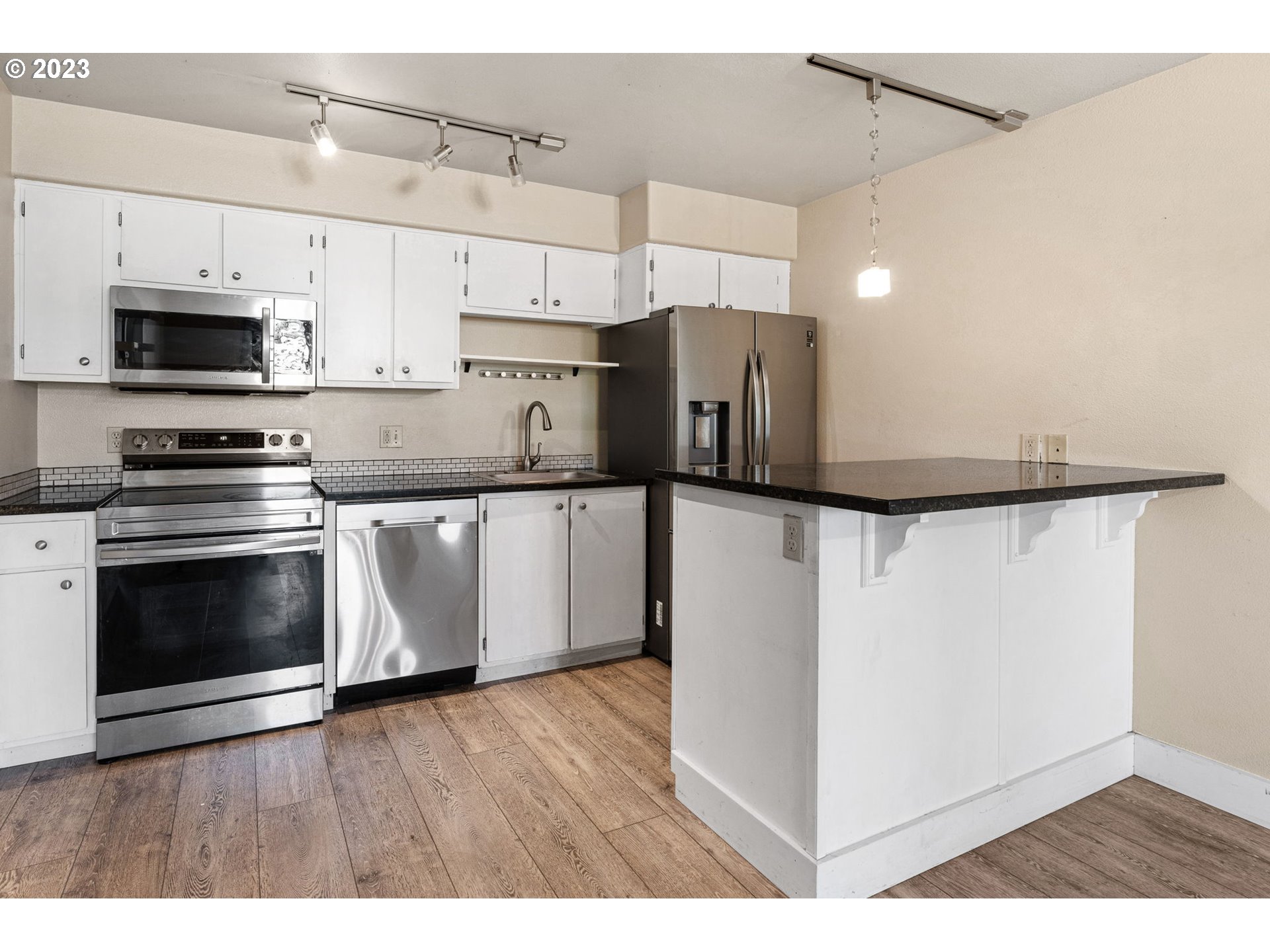 Photo #3: 23562868 Listing 