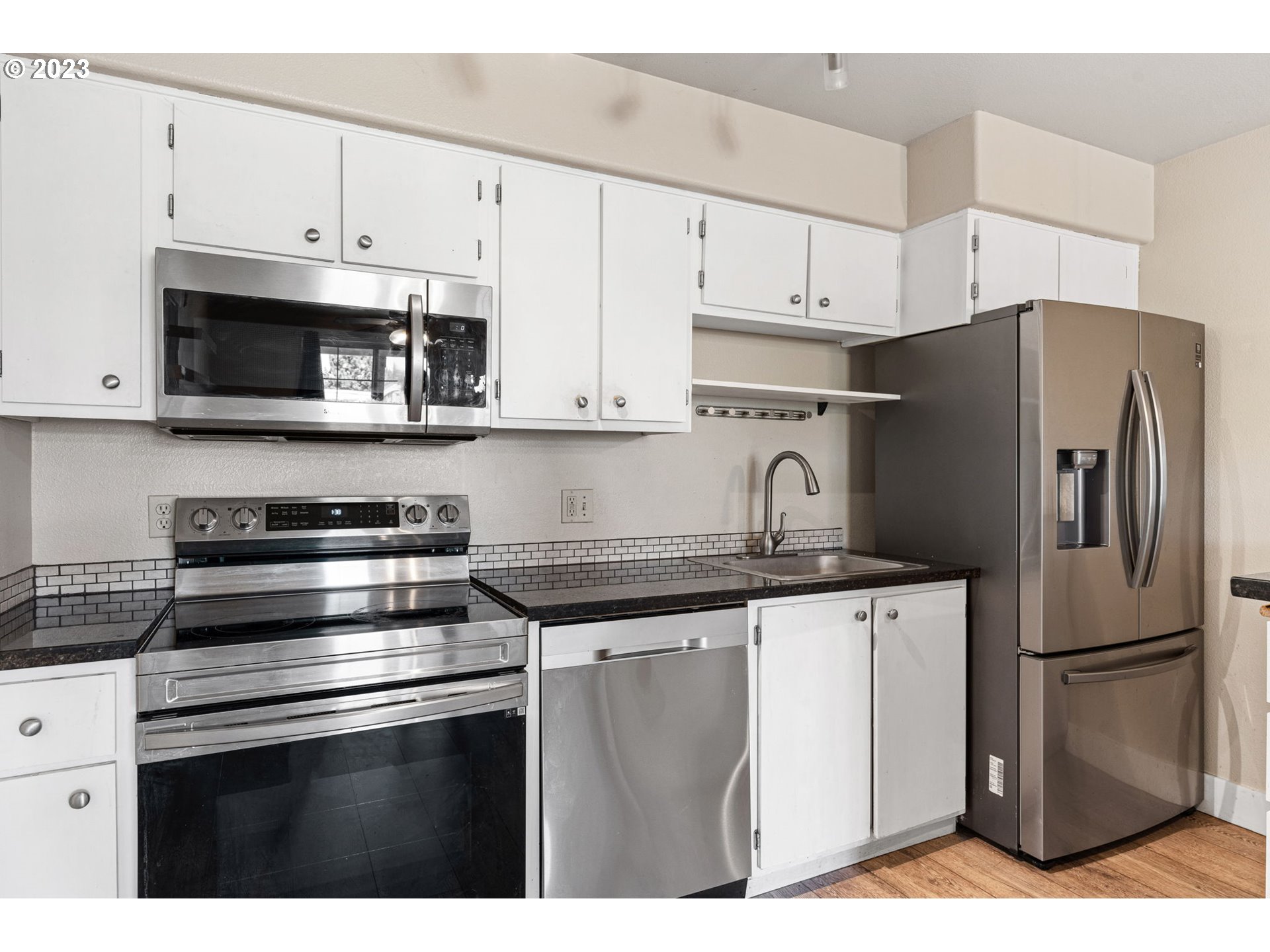 Photo #4: 23562868 Listing 