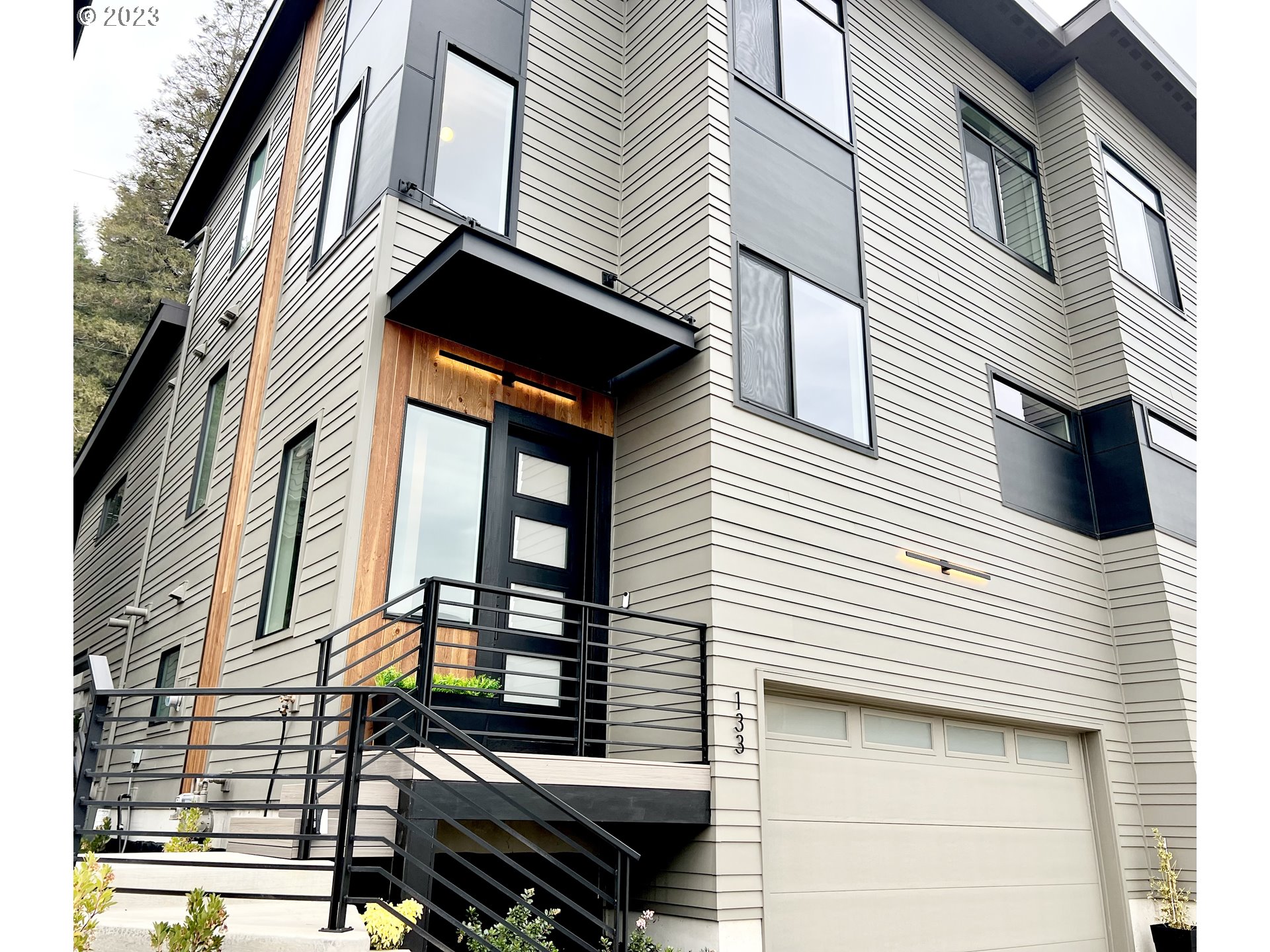 133 SHELTON MCMURPHEY BLVD Eugene, Oregon OPEN HOUSE SAT & SUN 1-3pm (11/18 & 11/19) One of a kind, new construction by BUTLER HOMES in the heart of Market District, minutes away from the new Market Alley's restaurants, shopping, wineries and more. Vaulted ceilings and large windows to enjoy entertaining in the open concept design. Take in the wonderful city and mountain views from the Loft area. Patio has views to Skinners' Butte with a turf area for low maintenance living. 2-car garage finished and insulated, plus large storage area in lower floor. Energy Efficient & Smart Home Features.