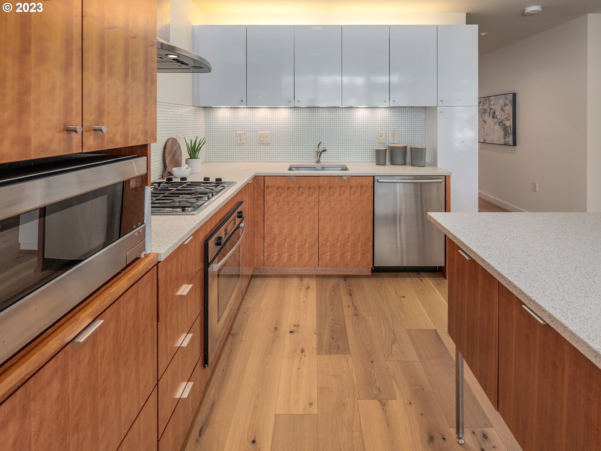 Photo #5: 23589213 Listing 