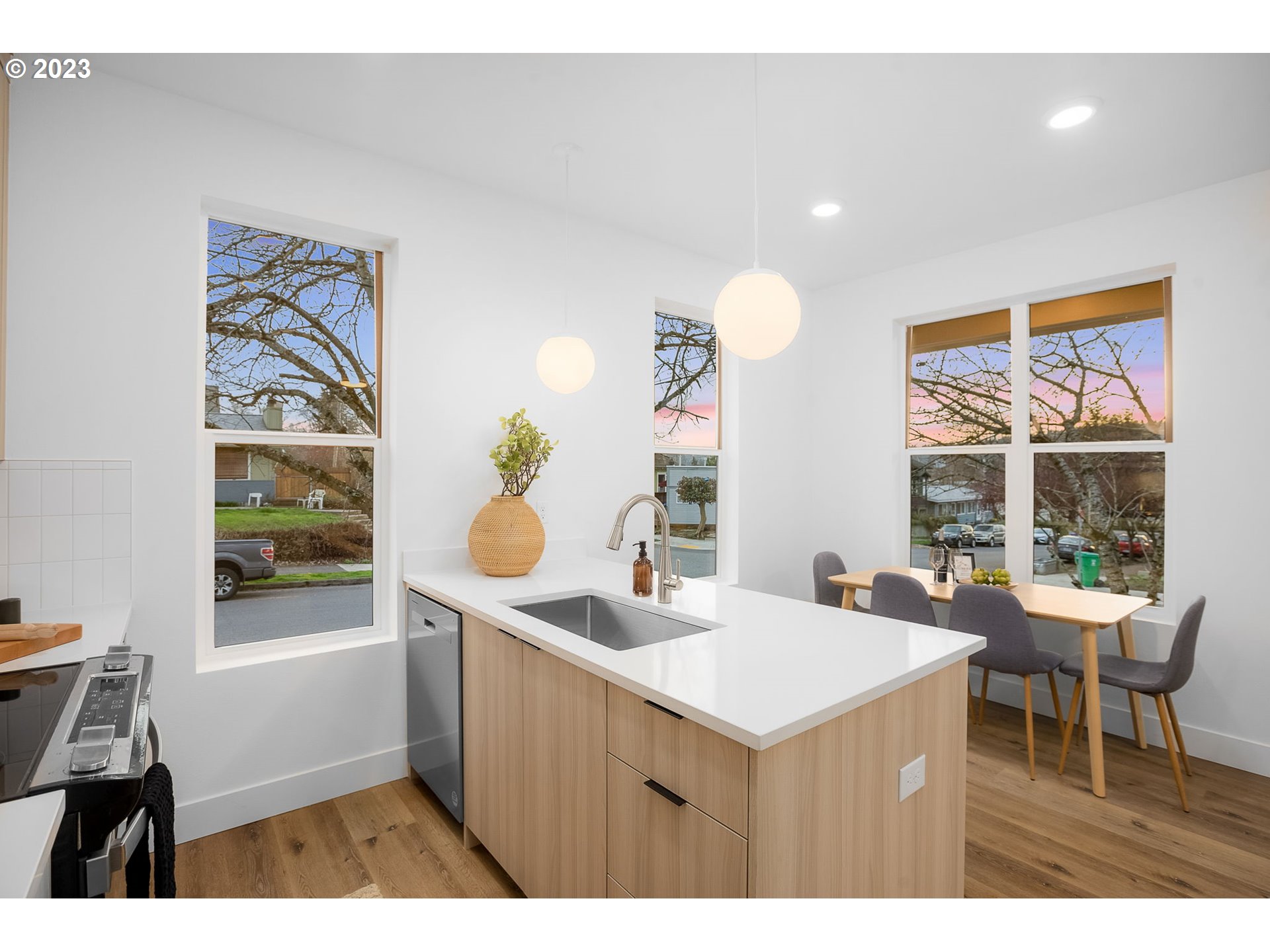 Photo #3: 23589532 Listing 