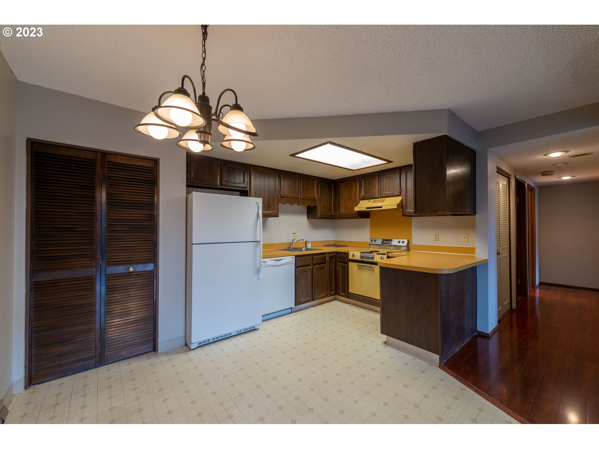 Photo #2: 23590880 Listing 