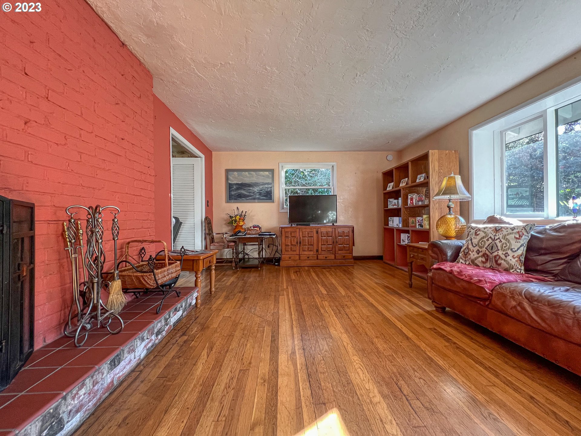 1530 HILLSIDE CT