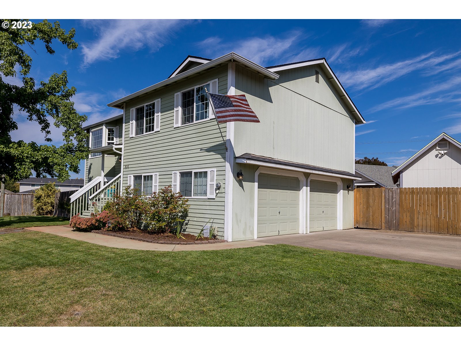 531 S 41ST PL Springfield, Oregon Beautiful home offers laminate flooring throughout, bay windows, vaulted ceilings, great room floor plan, kitchen w/granite counters & fabulous separation of space. Huge primary suite w/a private bathroom, amazing walk-in closet & slider leading to a covered patio. The fenced backyard is an oasis, w/a large, covered deck, garden beds, covered patio, hot tub & a new 2 room 20x10 shop w/its own electrical panel. Sprinklers in the front & back. Newer roof. MOVE IN READY!