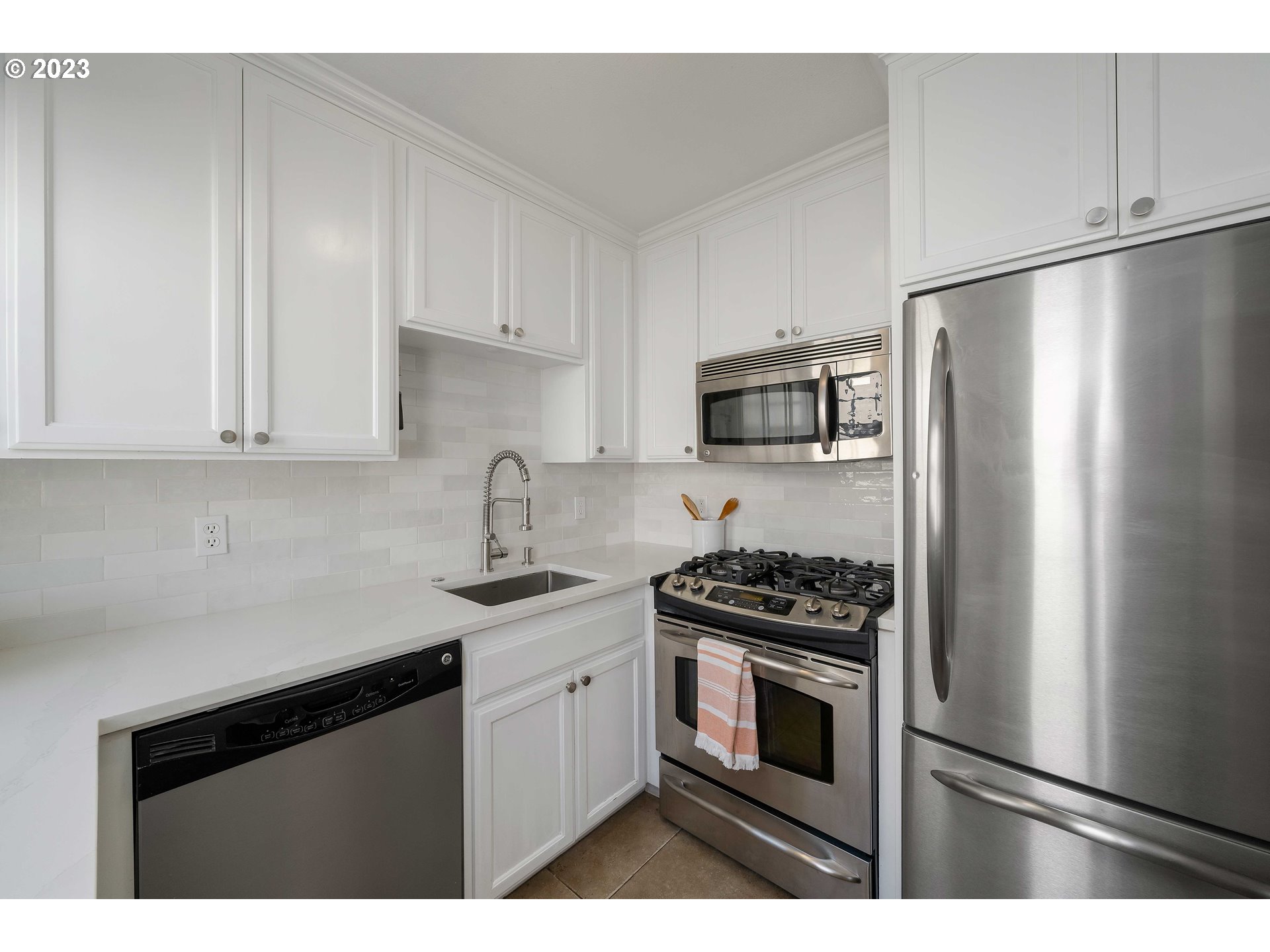 Photo #2: 23602179 Listing 