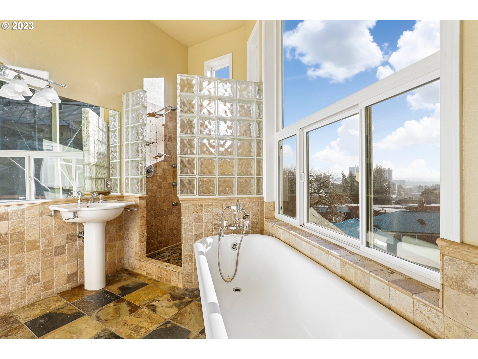 Photo #4: 23606009 Listing 