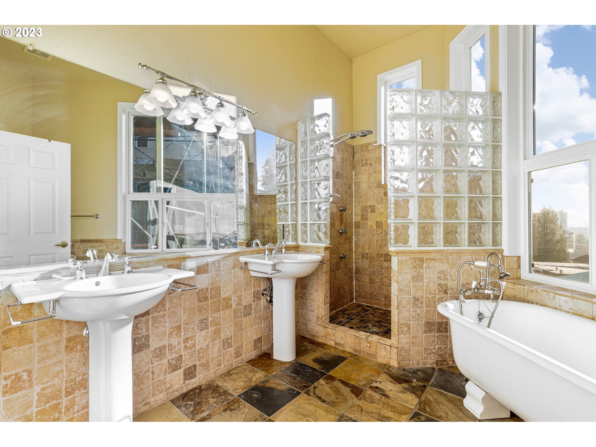Photo #3: 23606009 Listing 