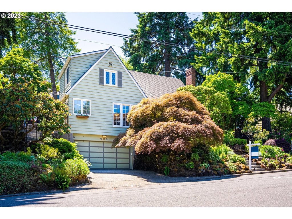 906 SW CHESTNUT ST ,  Portland, OR 97219
