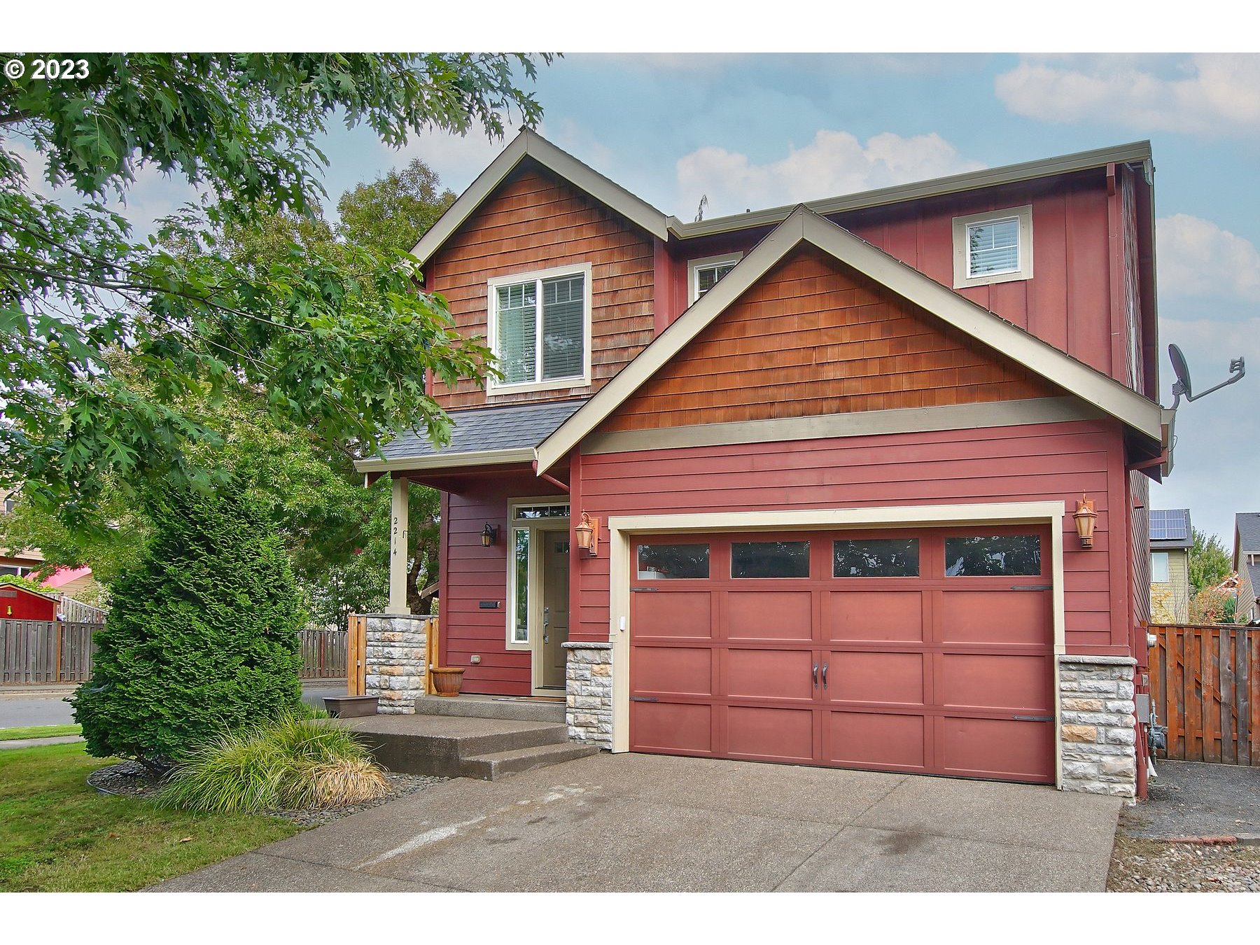 Through List & Lock(TM), the seller has purchased a forward 60 days lock for the buyer at the following rate: 6.625%. Terms apply, see disclosures for more information. ***This is a permanent rate buy-down*** https://www.cmghomeloans.com/mysite/christine-duncan/listnlock/property/2214-Legacy-Drive-Newberg-OR-97132        Beautifully updated corner lot craftsman in desirable North Newberg. This light, bright, and spacious home has new appliances, lighting, flooring, trim, blinds, fireplace, paint, and carpet! Spacious open feel with high ceilings throughout and vaulted primary. Ensuite with double sinks and soaking tub. Gas appliances, AC and new ceiling fans. Amazing spacious and quiet back yard! This home has it all and sits just minutes from some of Oregon's best wineries. Private street with low traffic and parks nearby!