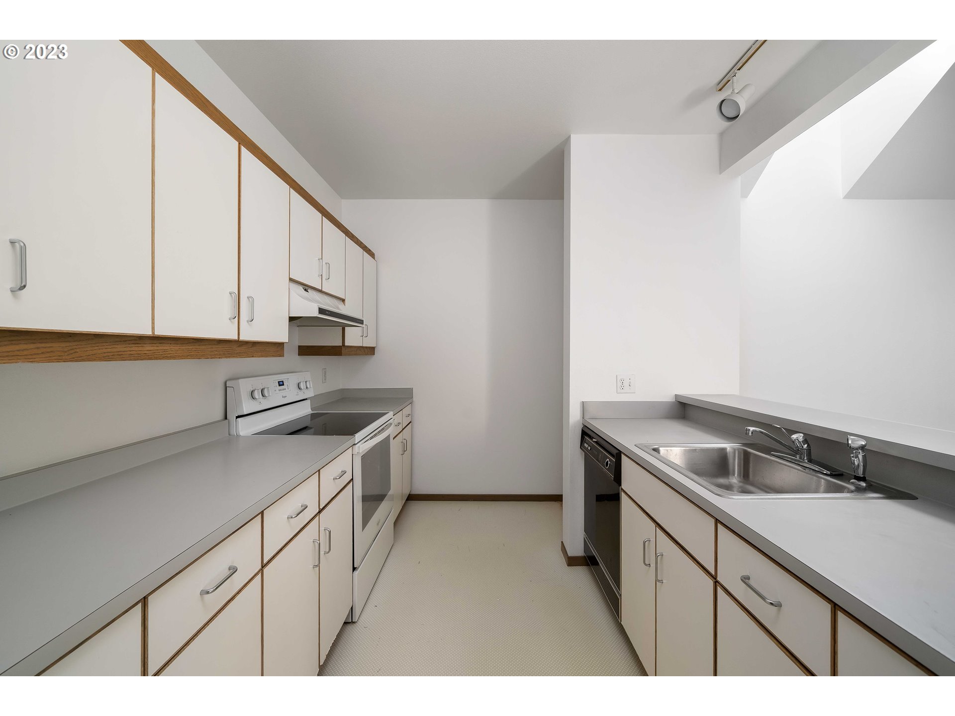 Photo #4: 23668100 Listing 
