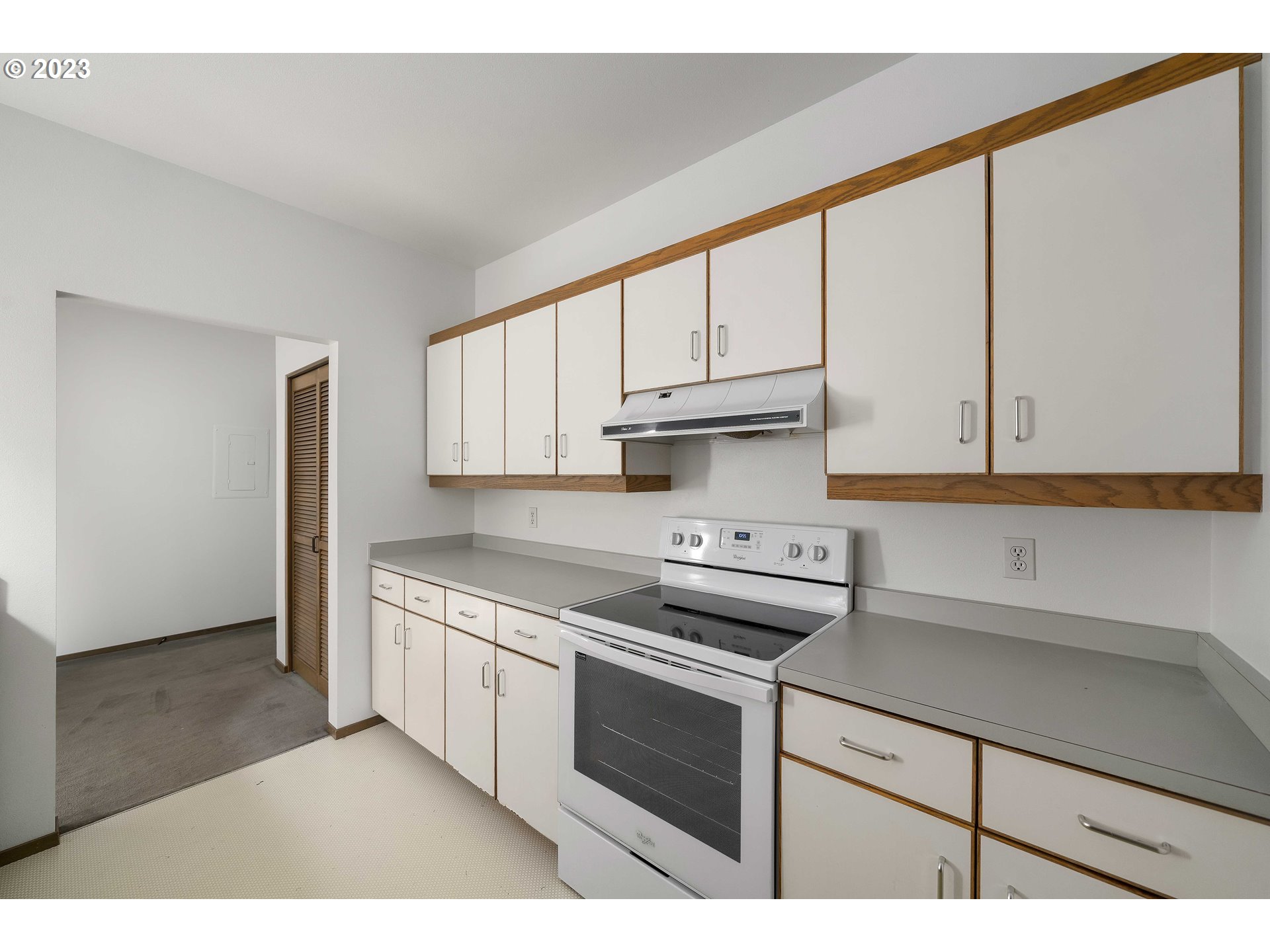Photo #5: 23668100 Listing 