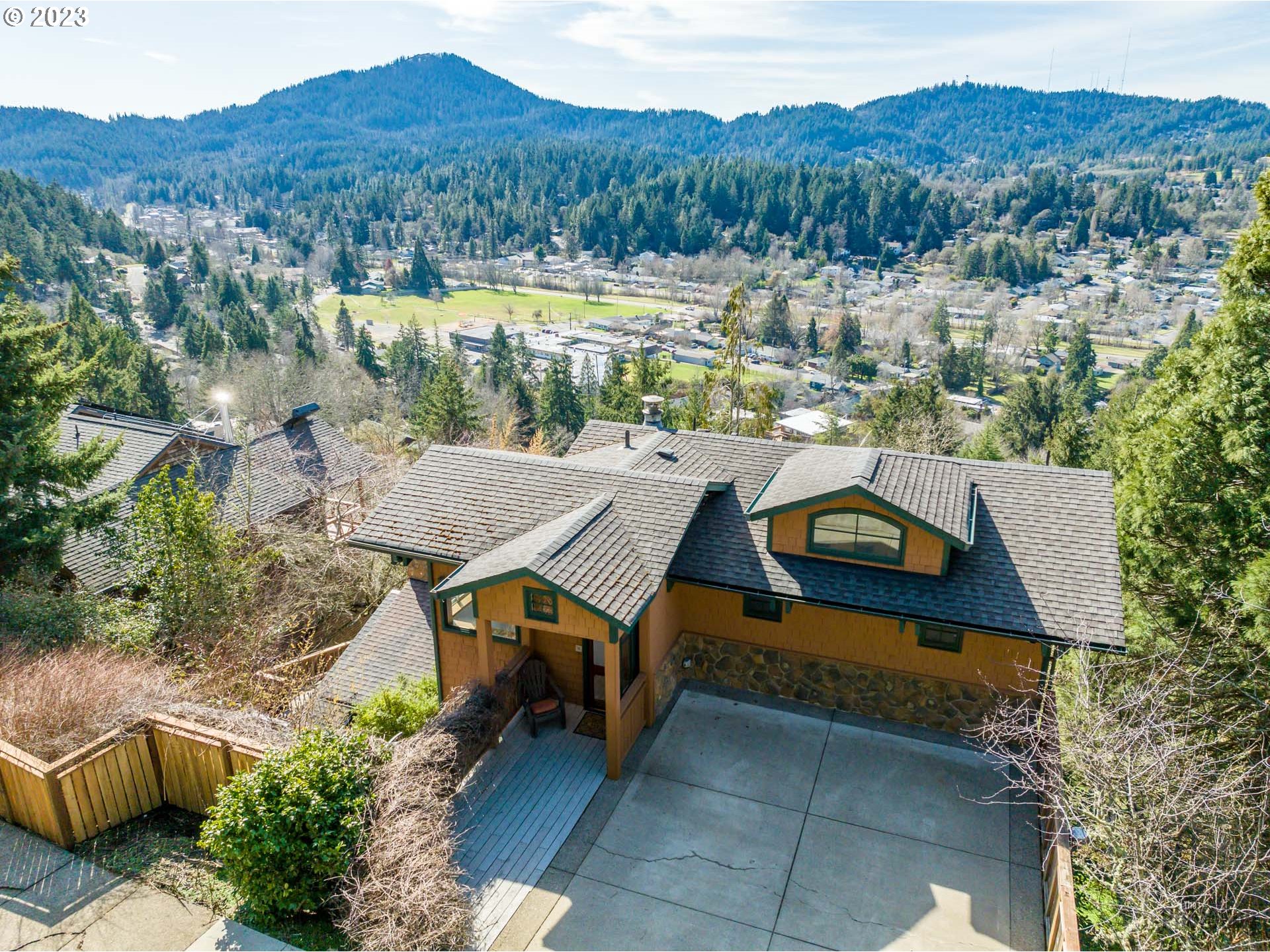 3710 EMERALD ST Eugene, Oregon VIEWS VIEW VIEWS! Gorgeous custom 4 bed/4.5 bath home in SE Eugene with views of the city and valley. Every single floor has a suite providing an abundance of options. Enjoy Tray ceilings & Built-in features throughout! 2 Wood burning fireplaces, Hardwood floors, New Carpets, stainless steel gas appliances, beamed ceilings, dining w/ walls of views! Primary with soak tub, wall of windows, office nook & deck. Indoor laundry, plenty of storage and expansive decking w/ male & female kiwi plants!