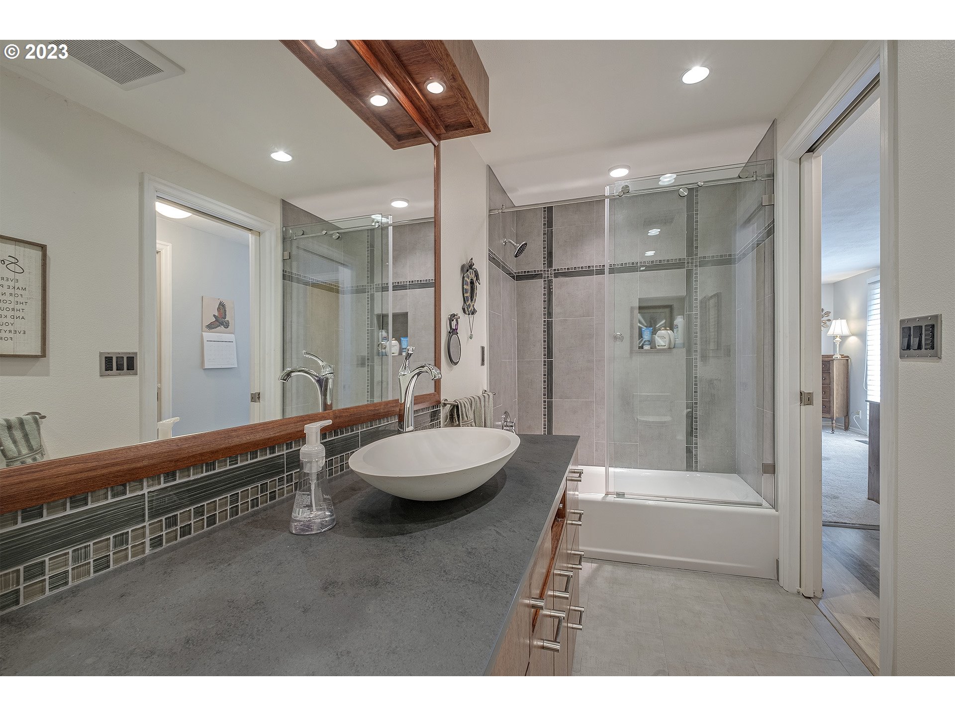 Photo #5: 23696415 Listing 