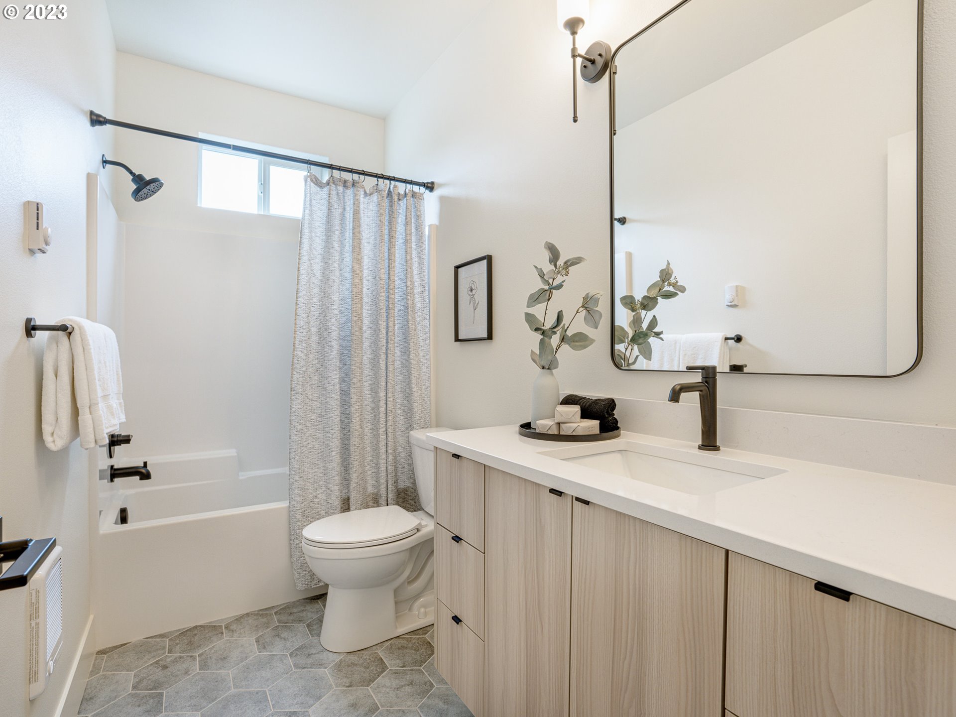 Photo #5: 23699313 Listing 