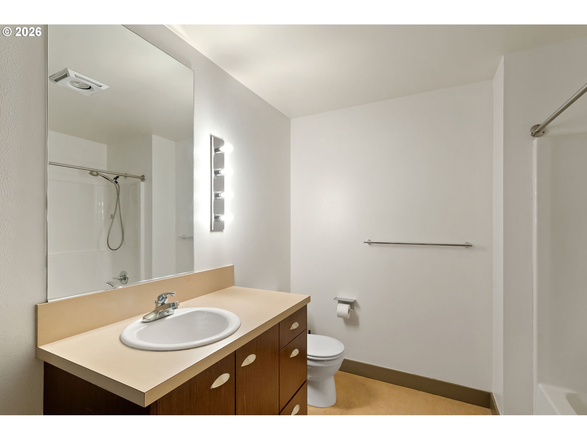 Photo #4: 237231849 Listing: Photo #4