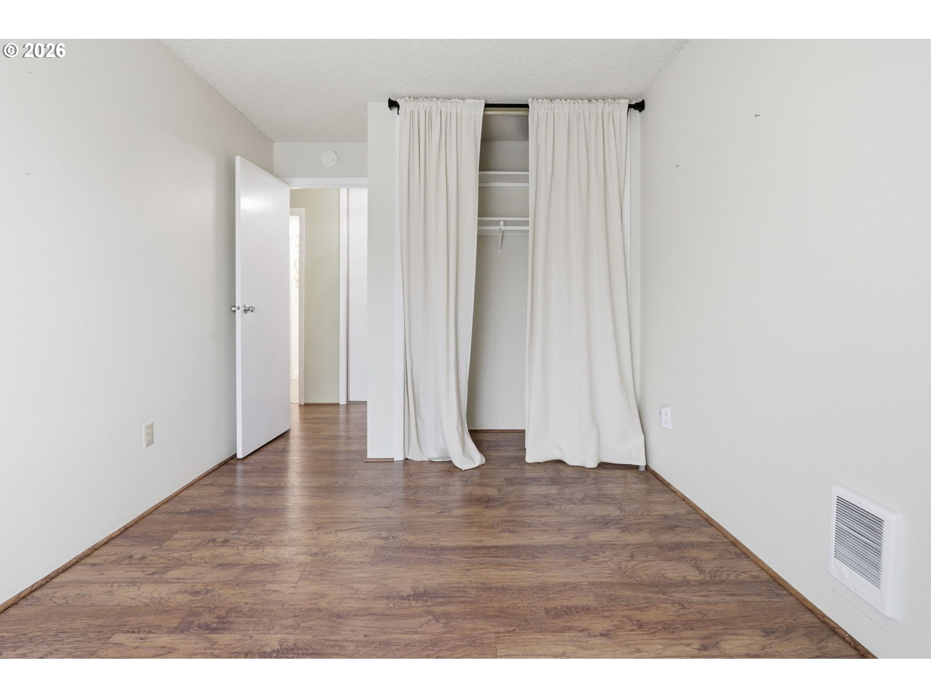 Photo #4: 238746118 Listing: Photo #4