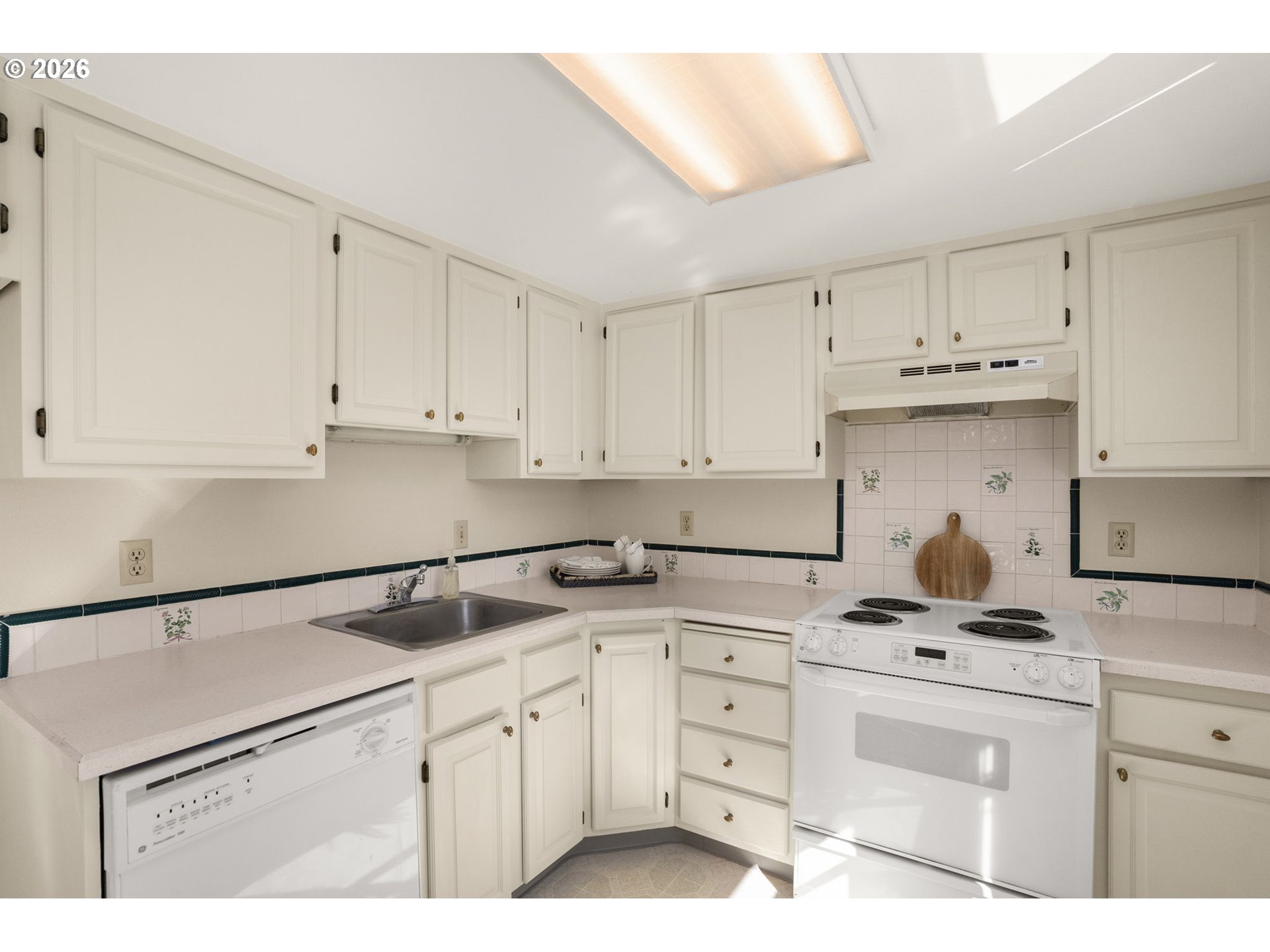 Photo #6: 239149173 Listing: Photo #6