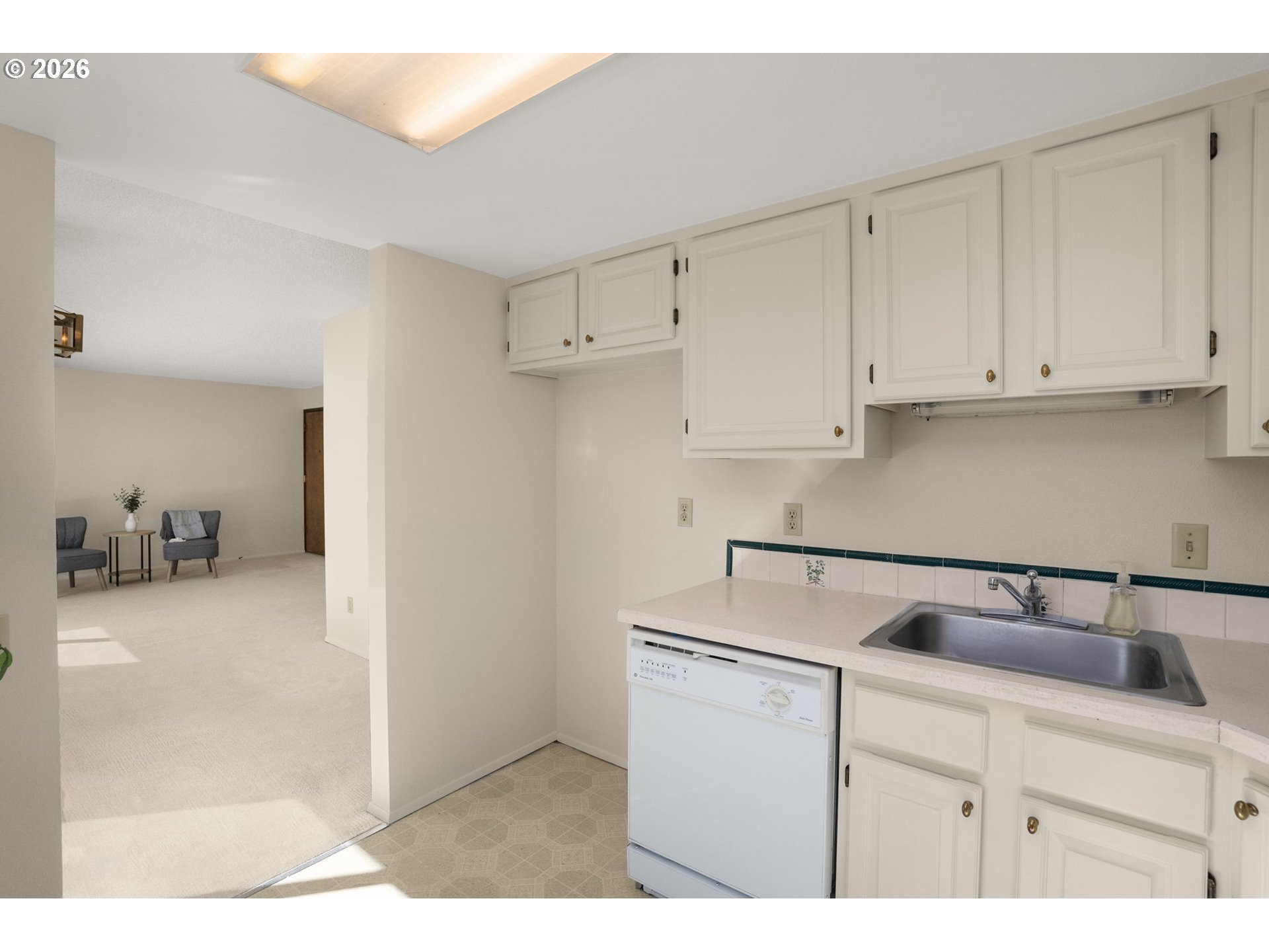 Photo #8: 239149173 Listing: Photo #8