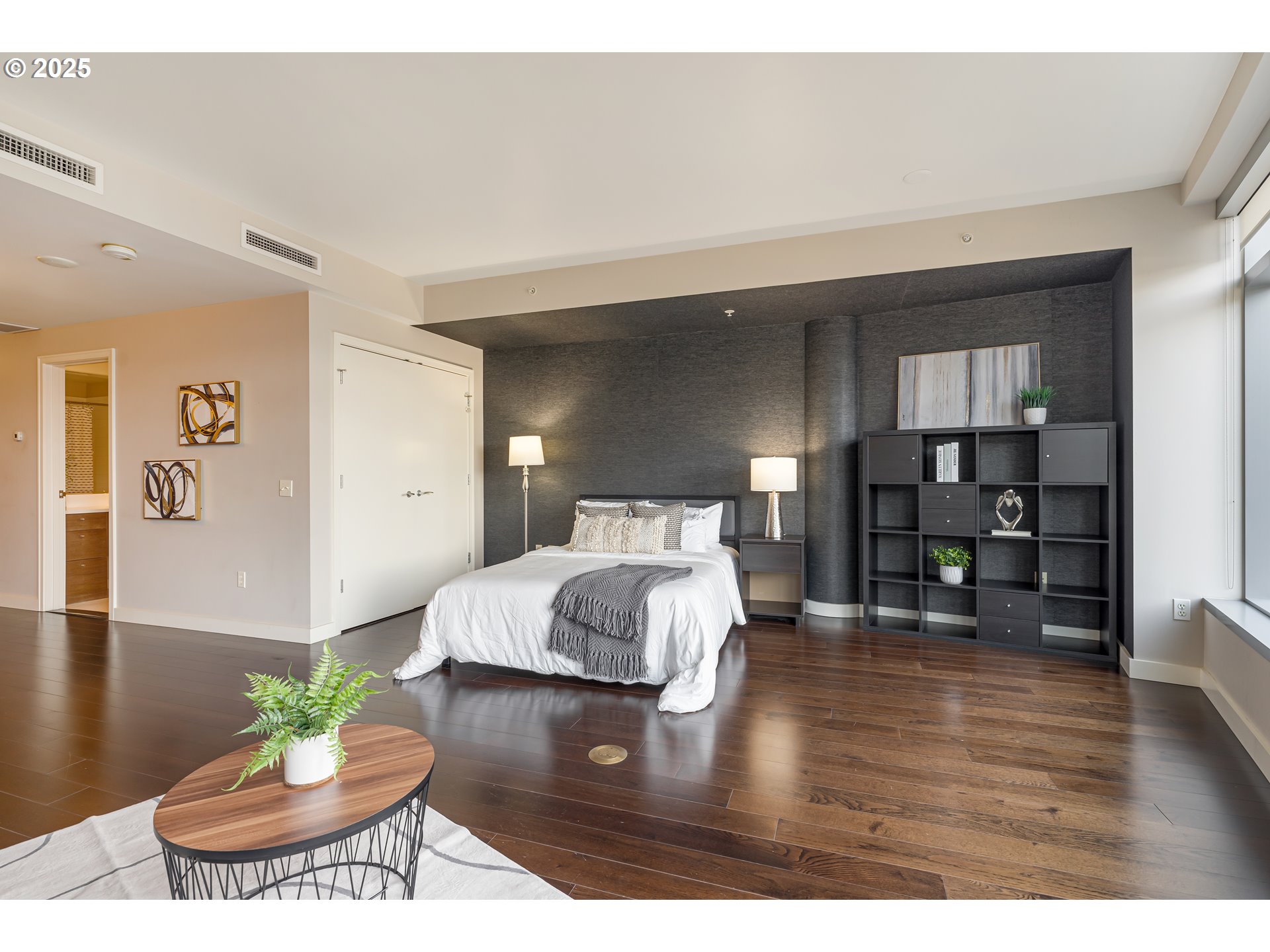 Photo #2: 24010089 Listing 