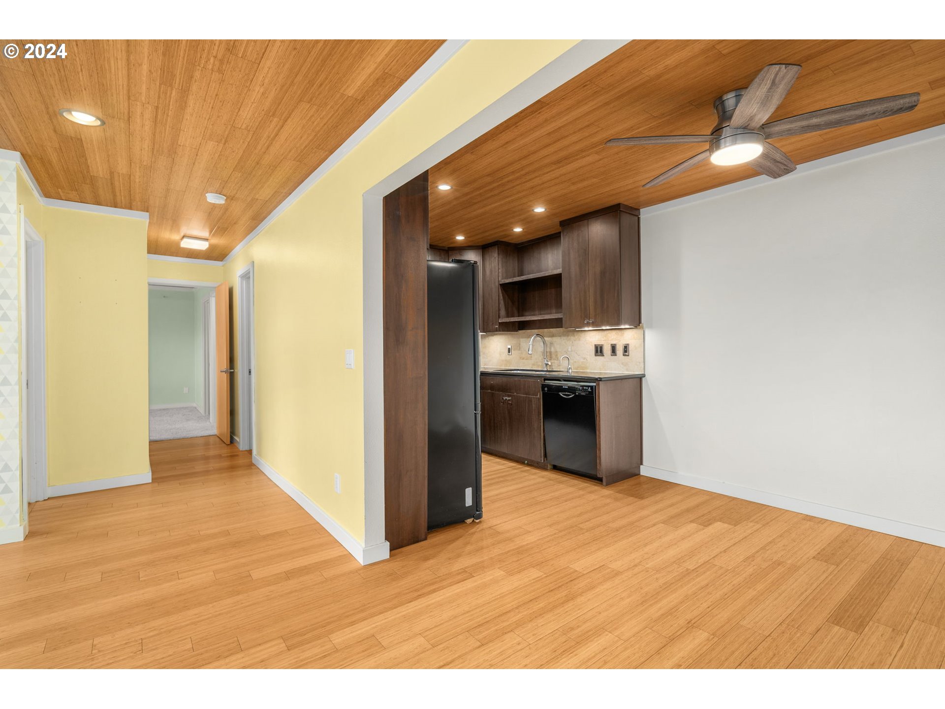 Photo #2: 24016507 Listing 