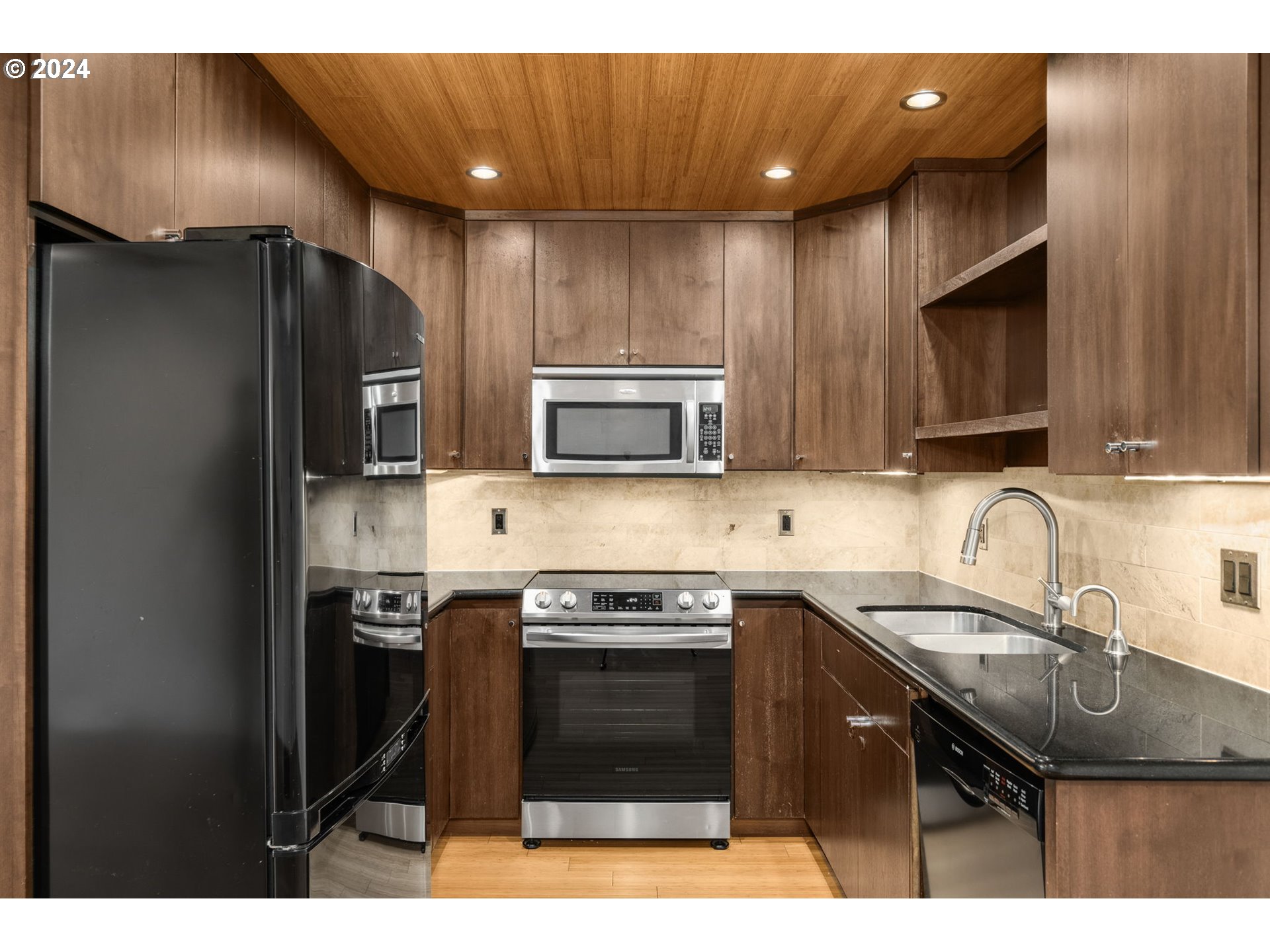 Photo #3: 24016507 Listing 