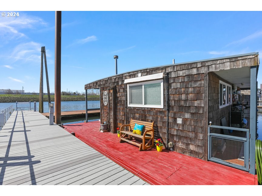 Floating Homes for Sale in Portland Oregon, Houseboats, Moorages, and