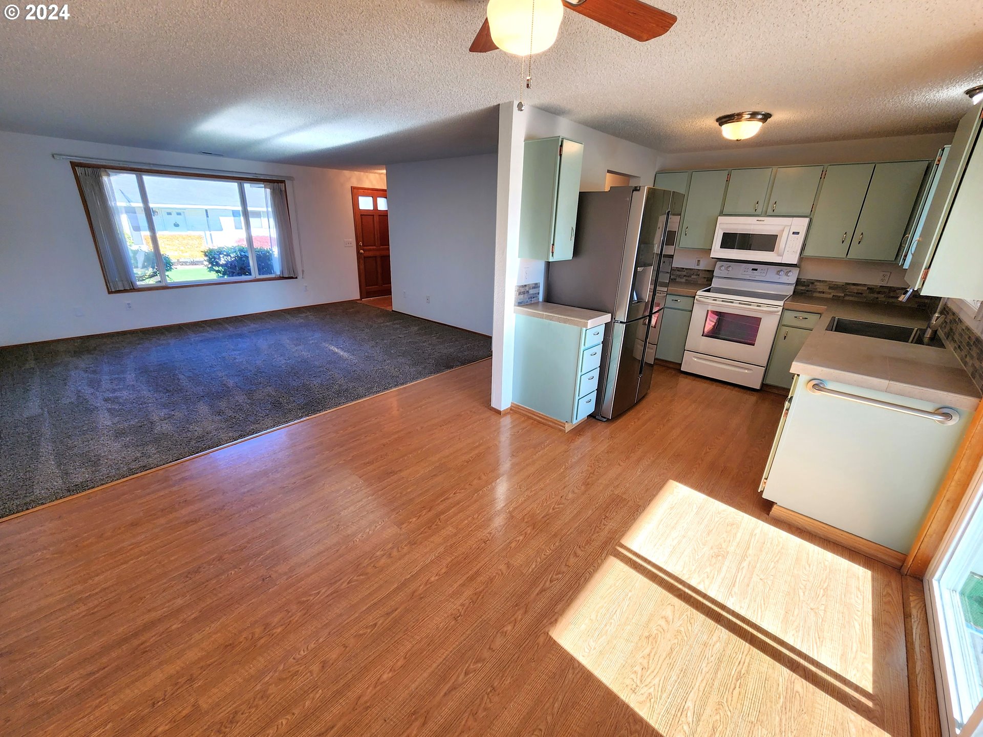 Photo #8: 24042964 Listing 