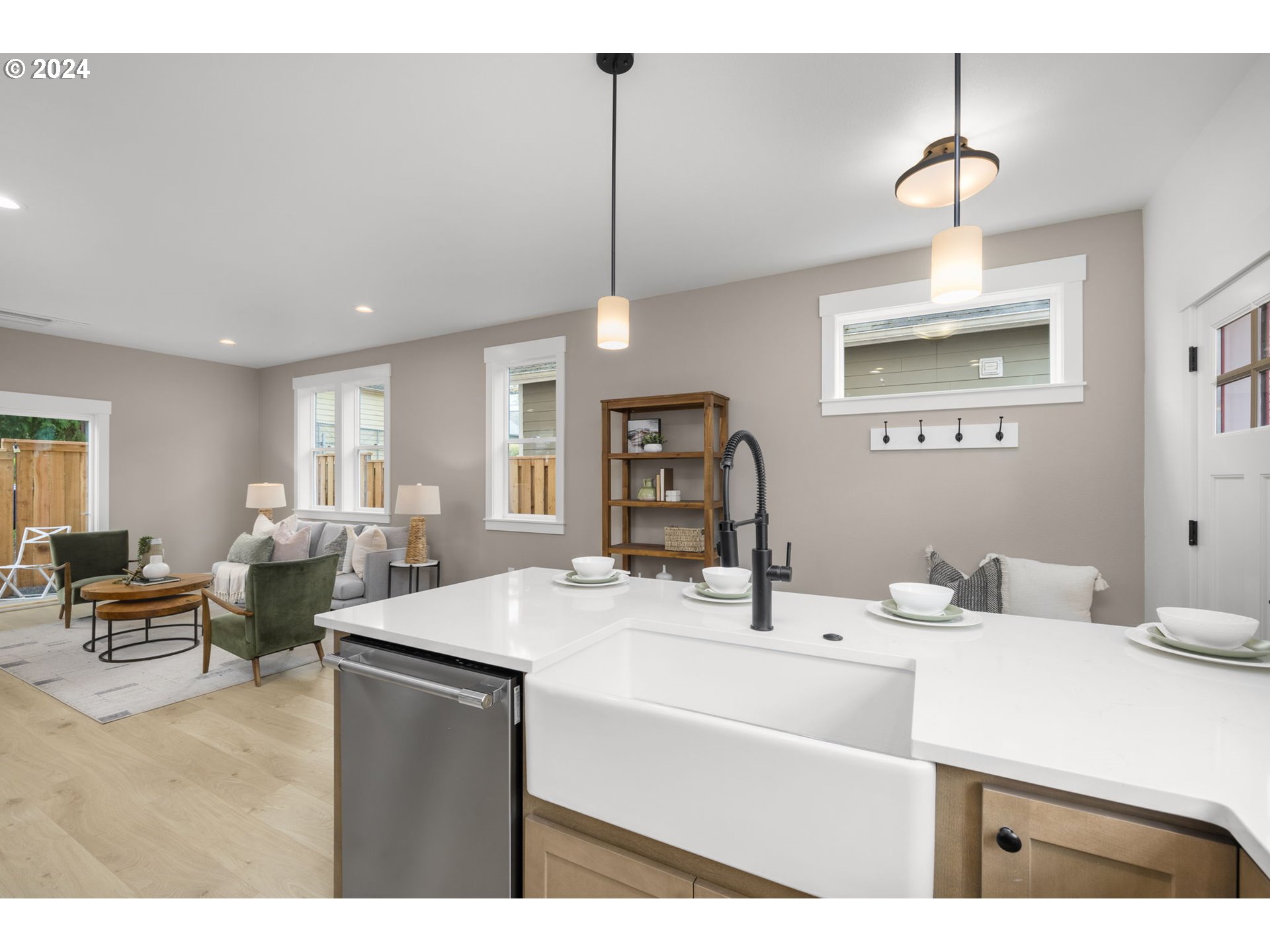 Photo #3: 24047936 Listing 