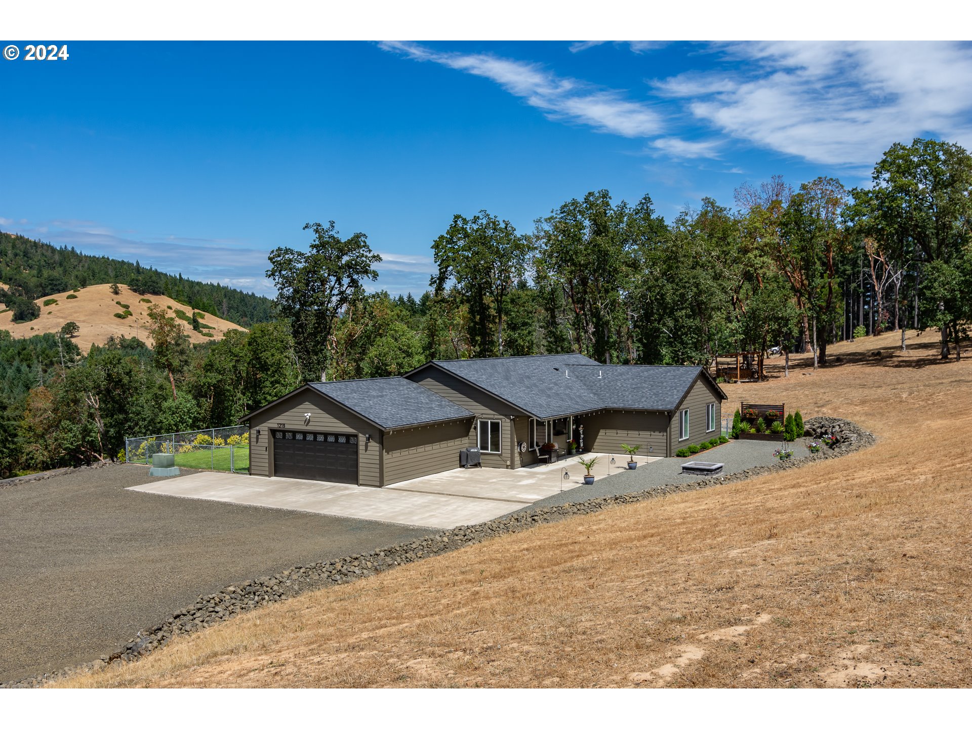 Photo of 1213 COLONIAL RD Roseburg OR 97471