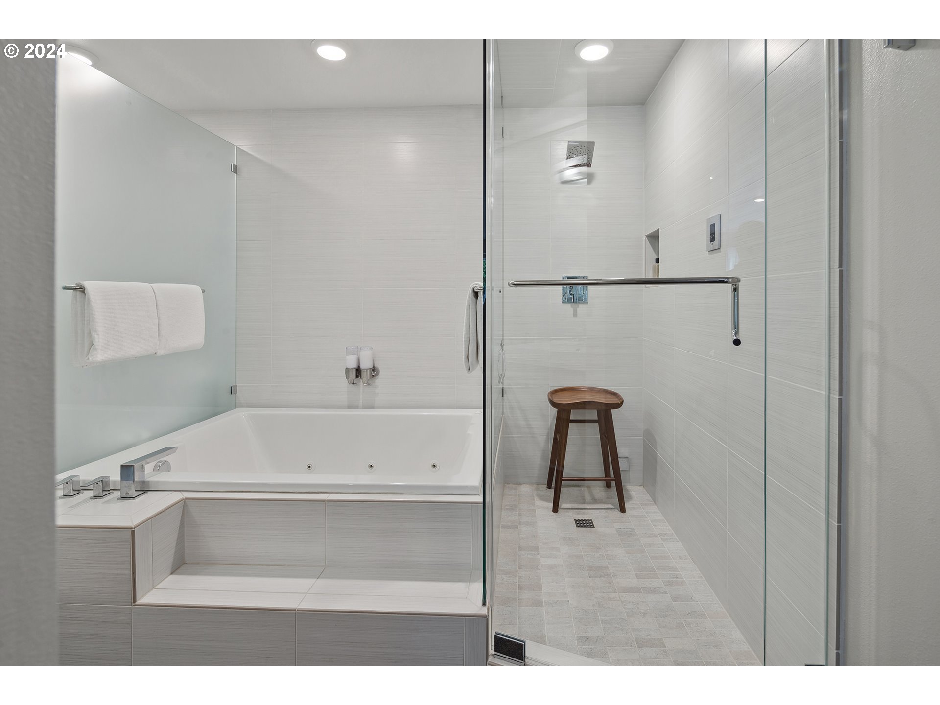 Photo #2: 24062884 Listing 