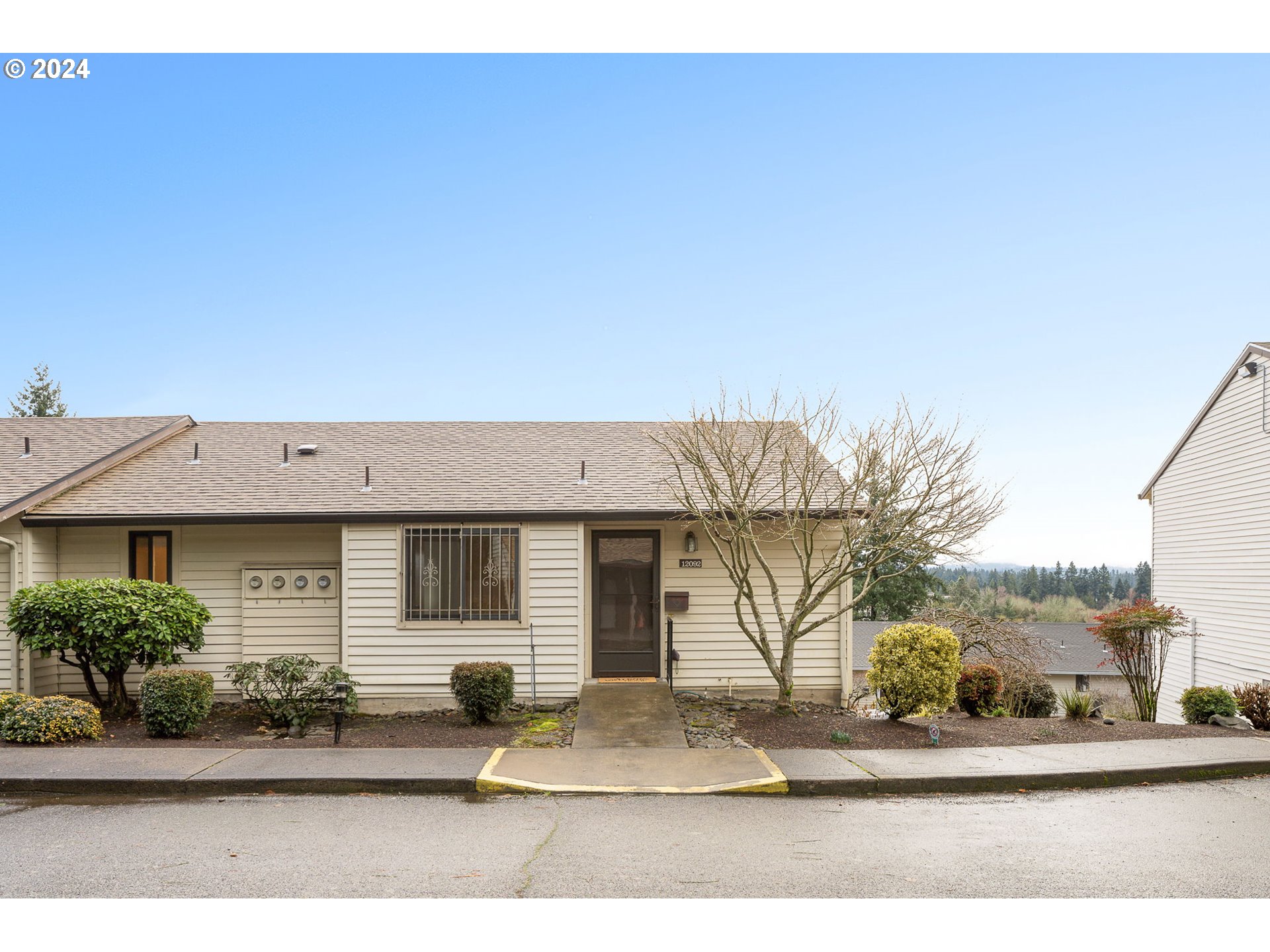 More Details about MLS # 24063603 : 12092 SW ROYAL CT