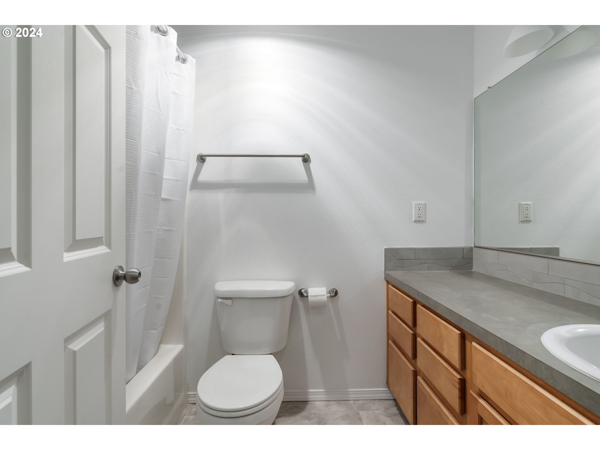 Photo #4: 24070231 Listing 