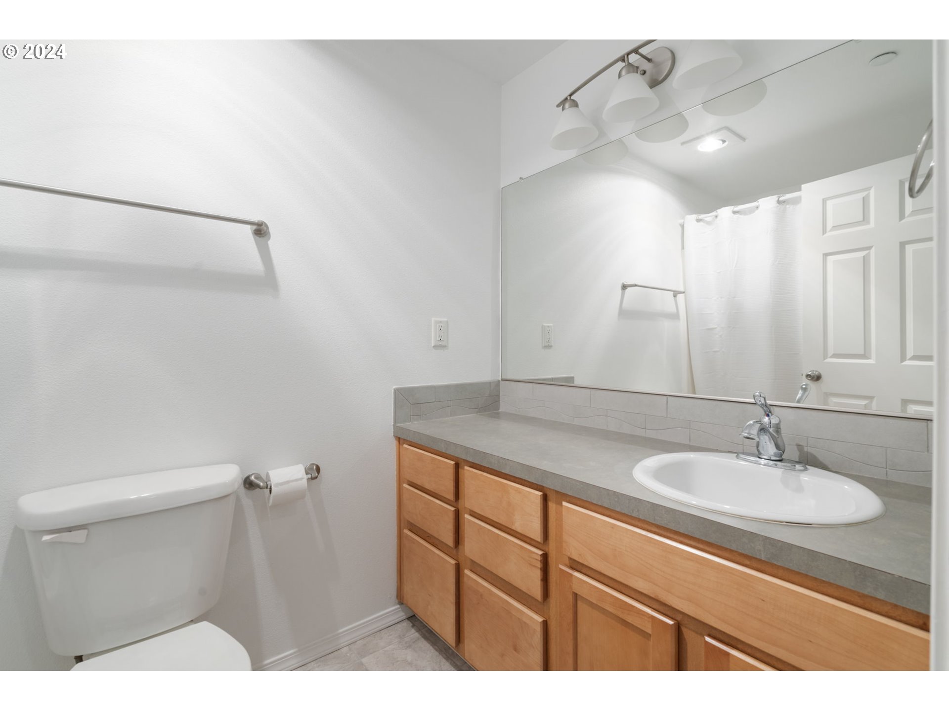 Photo #5: 24070231 Listing 