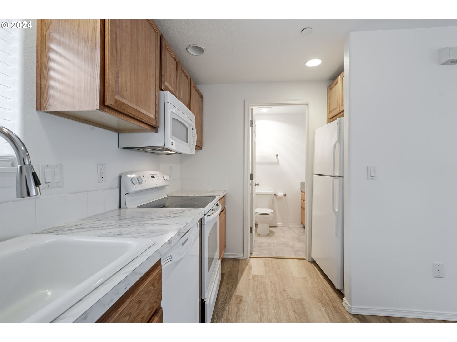 Photo #3: 24070231 Listing 